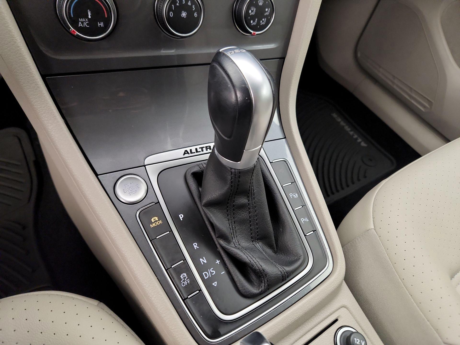 Thumbnail: 2017 Volkswagen Golf - 17