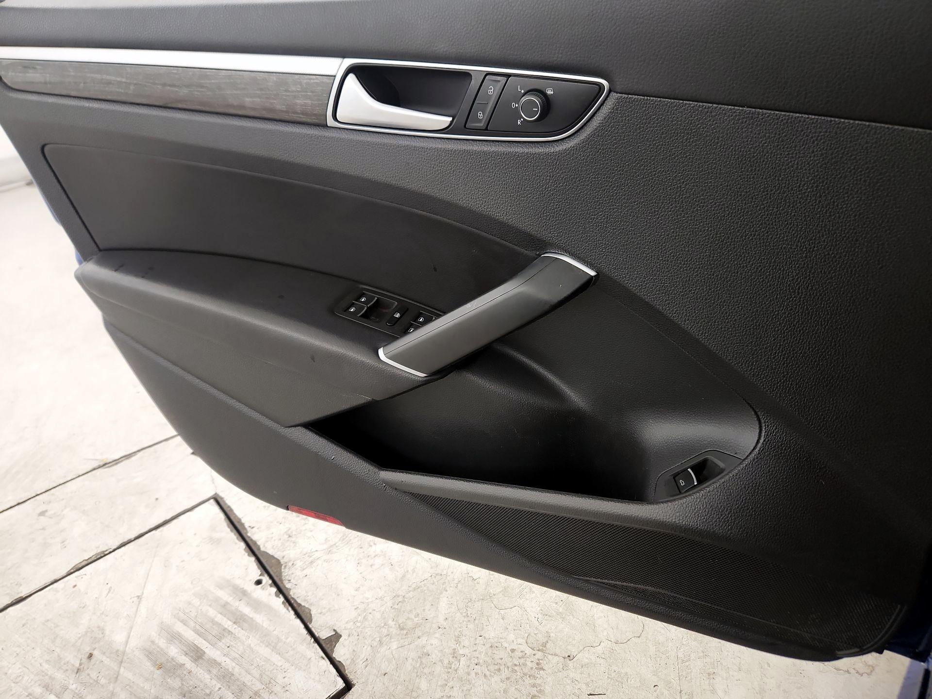 Thumbnail: 2017 Volkswagen Passat - 12