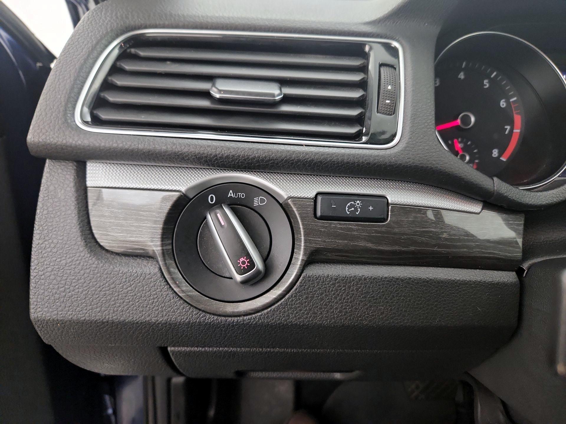 Thumbnail: 2017 Volkswagen Passat - 13