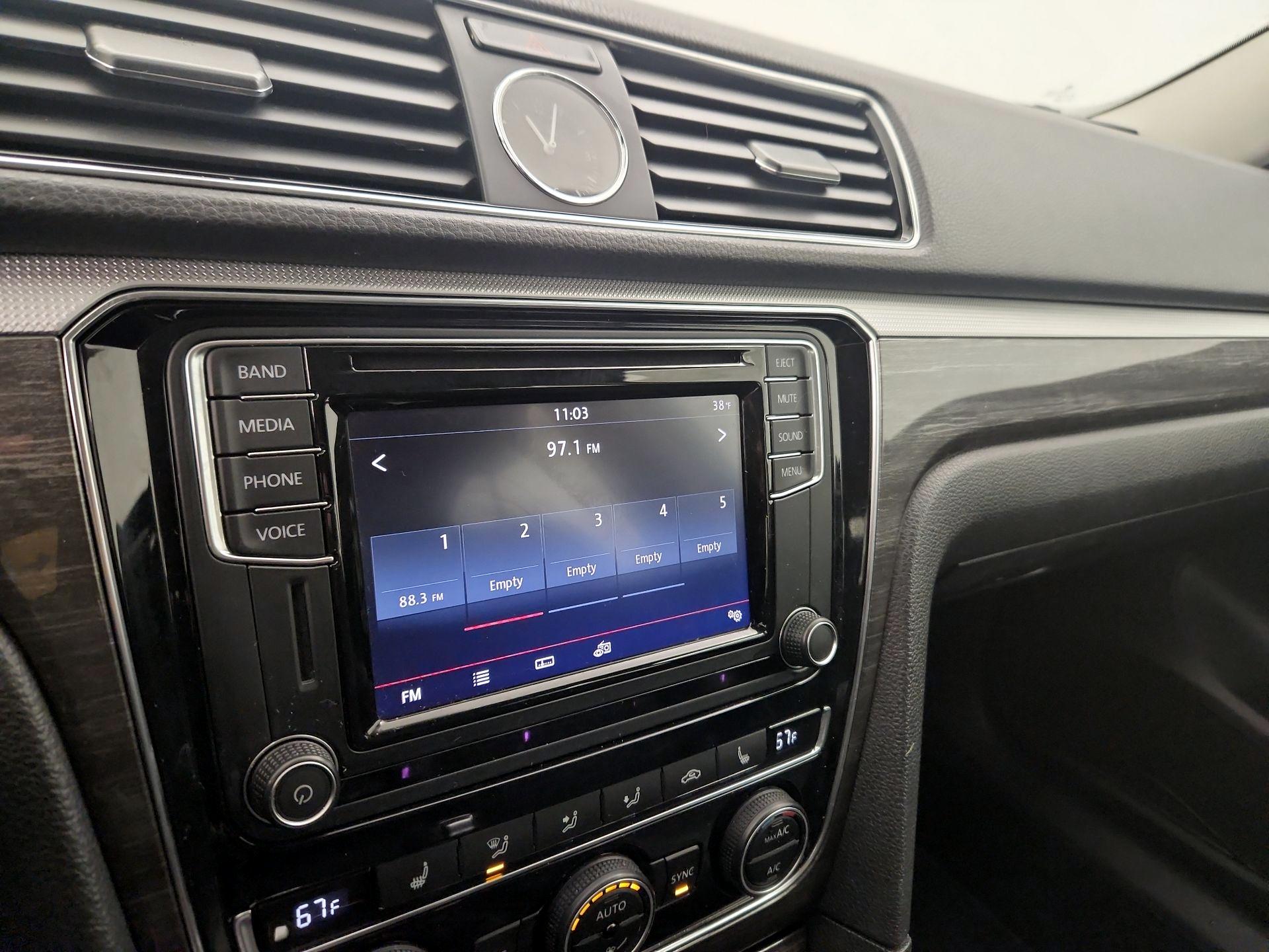 Thumbnail: 2017 Volkswagen Passat - 15