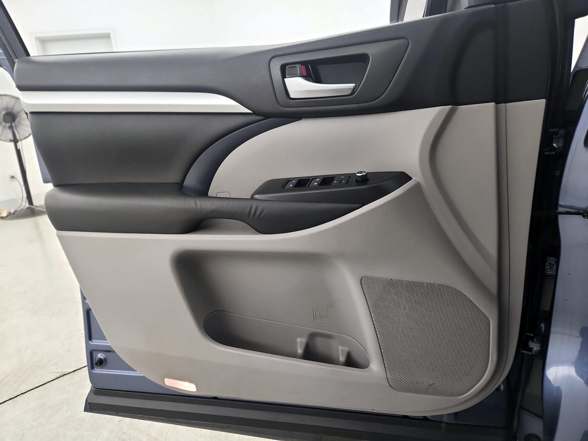 Thumbnail: 2016 Toyota Highlander - 12