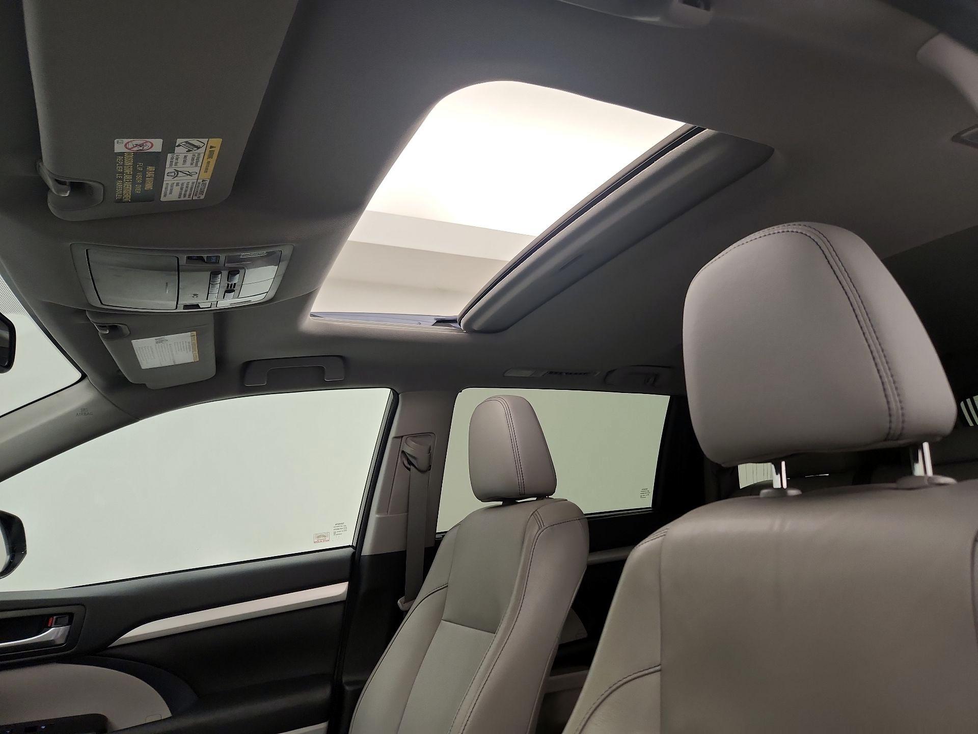 Thumbnail: 2016 Toyota Highlander - 20