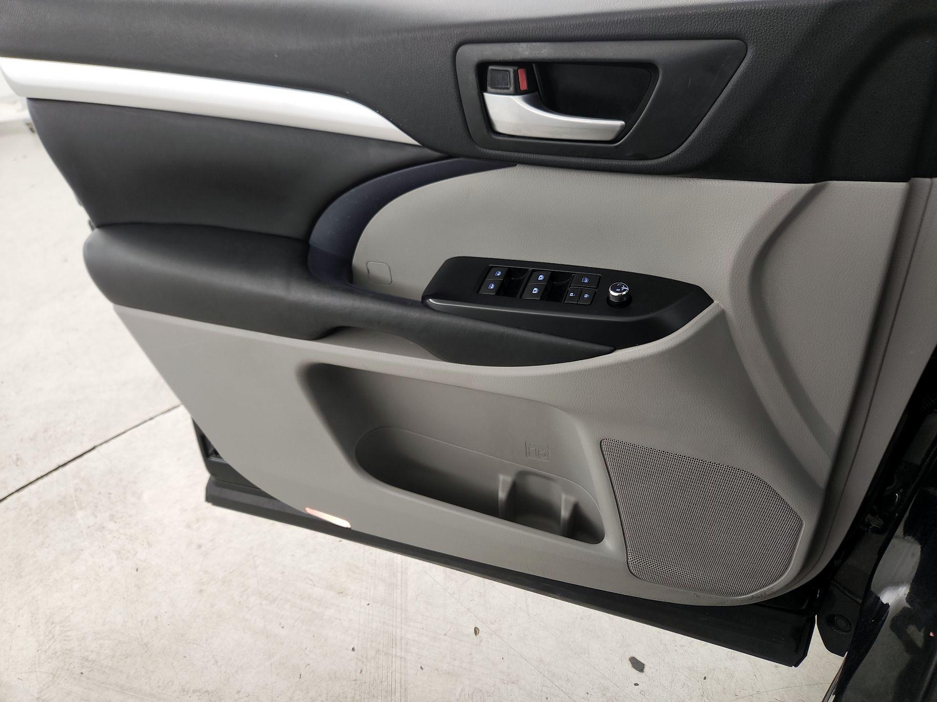 Thumbnail: 2016 Toyota Highlander - 12