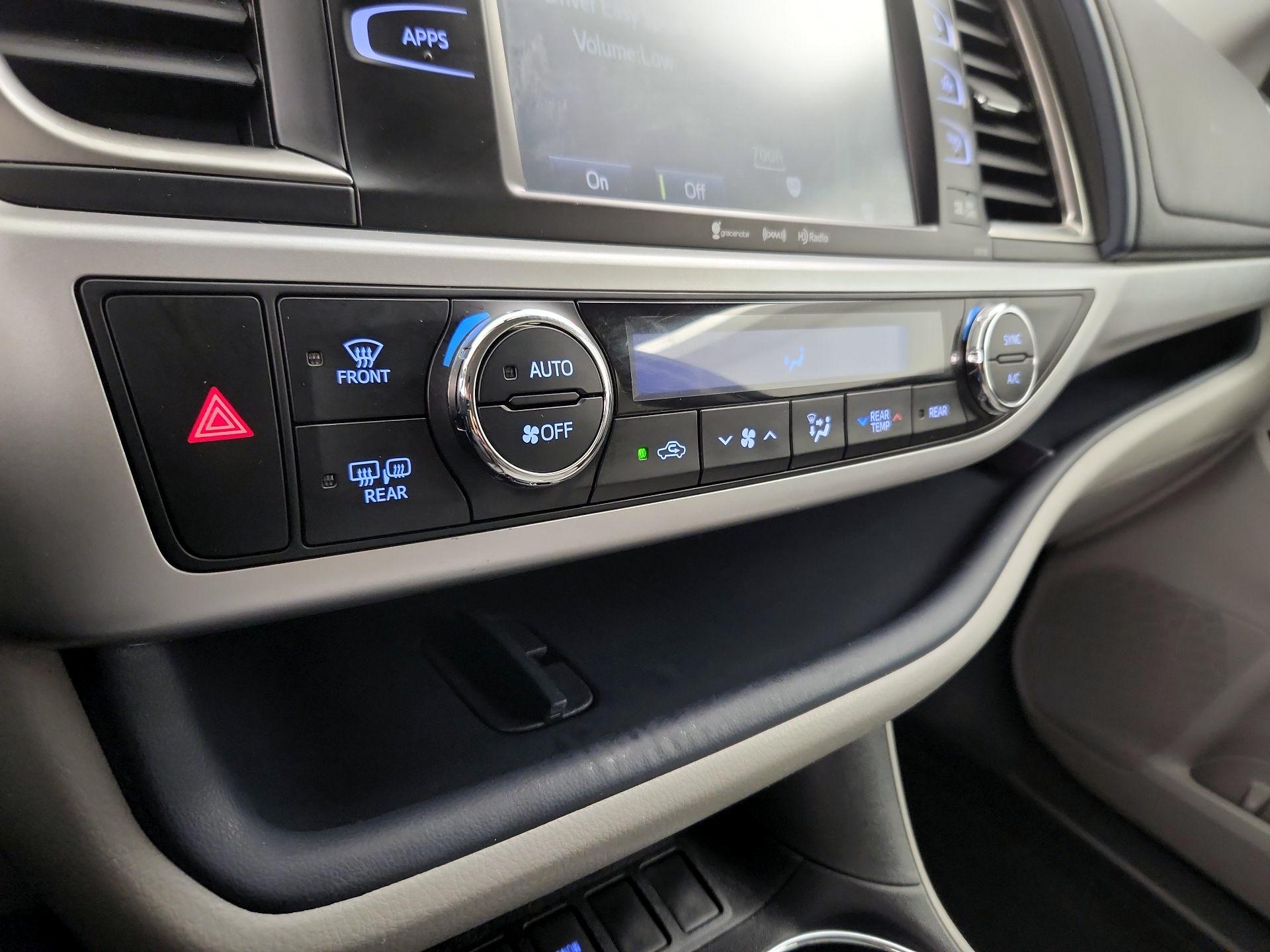 Thumbnail: 2016 Toyota Highlander - 17