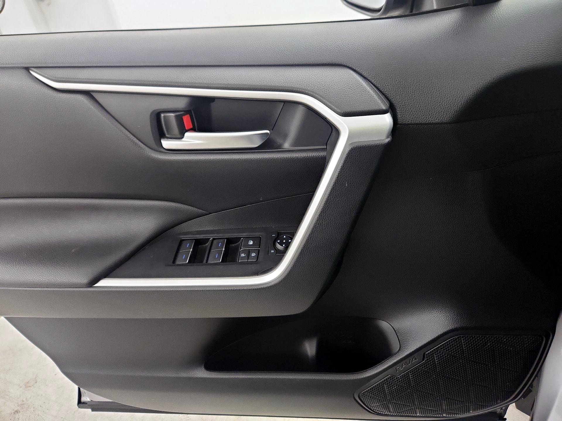 Thumbnail: 2022 Toyota RAV4 - 12