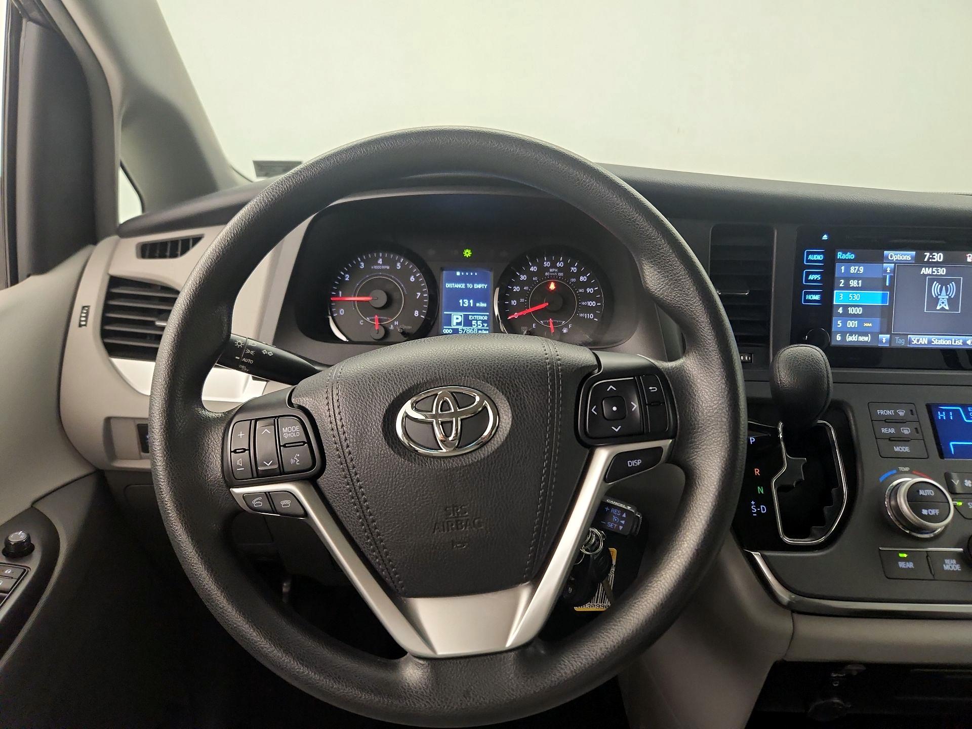 Thumbnail: 2017 Toyota Sienna - 10