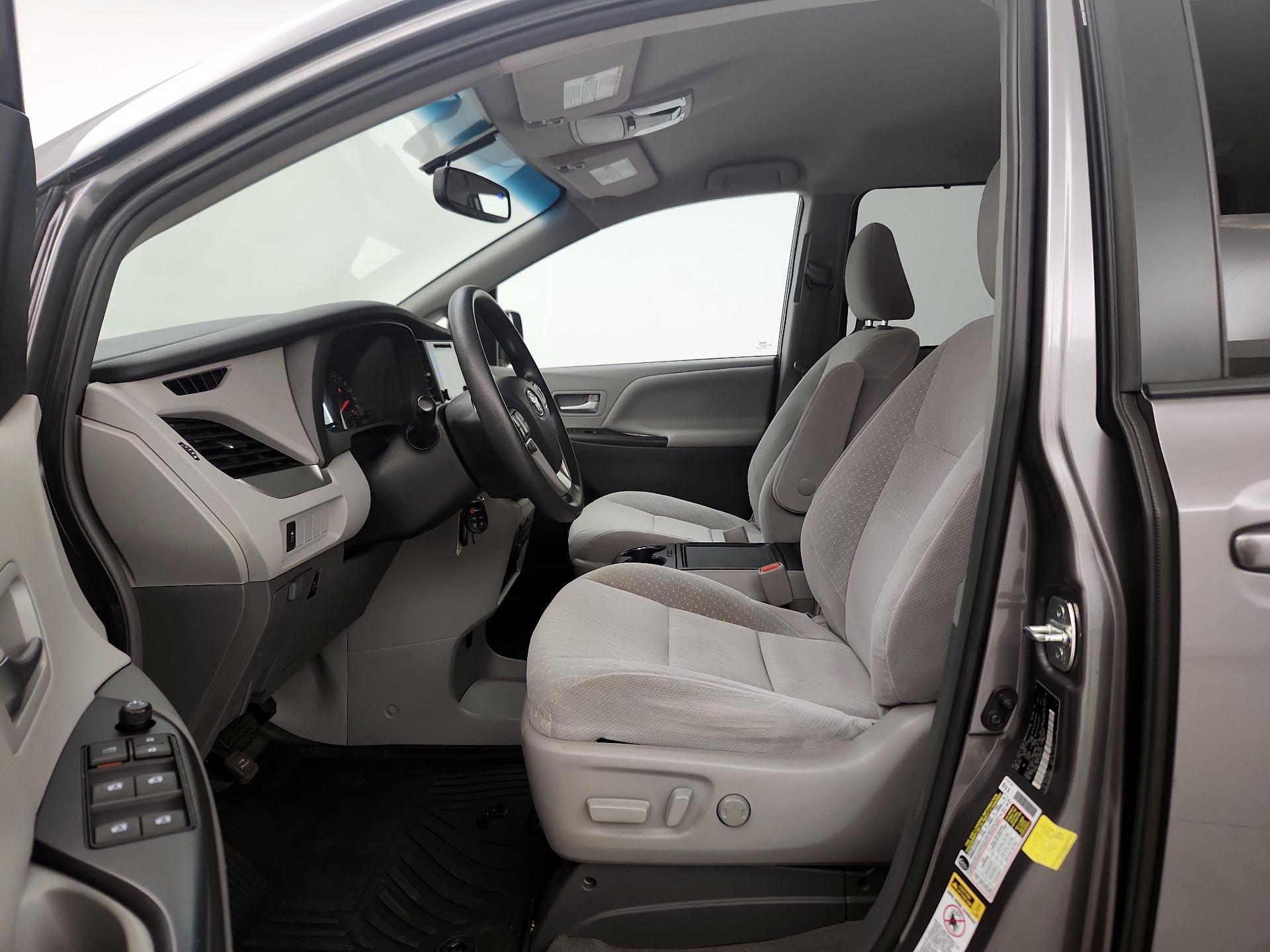 Thumbnail: 2017 Toyota Sienna - 11