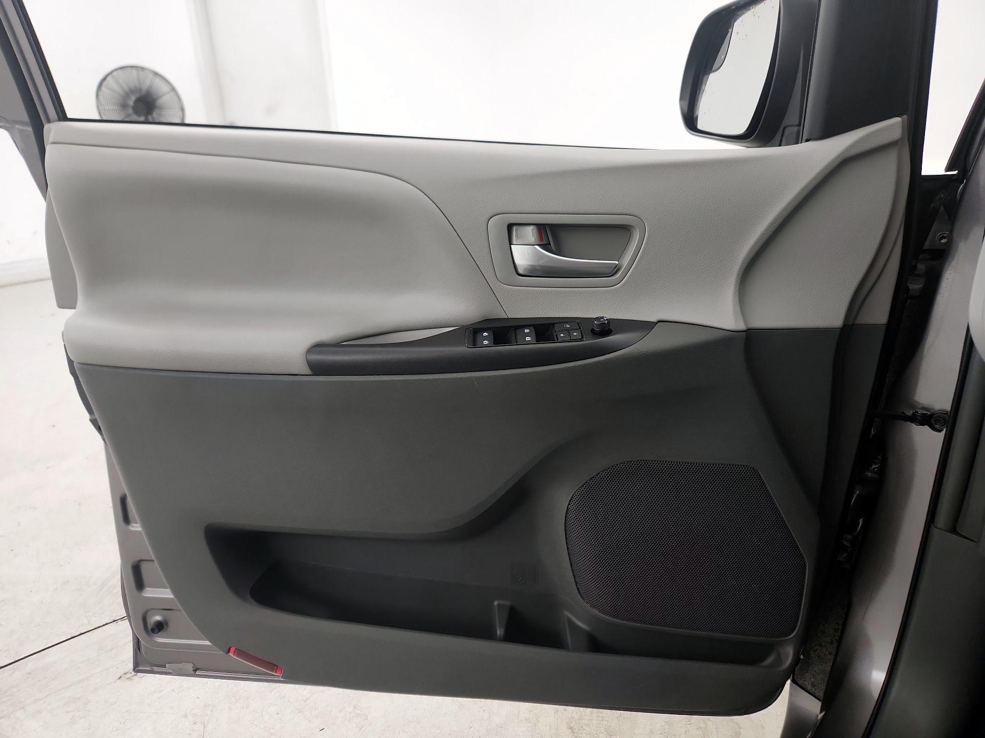 Thumbnail: 2017 Toyota Sienna - 12