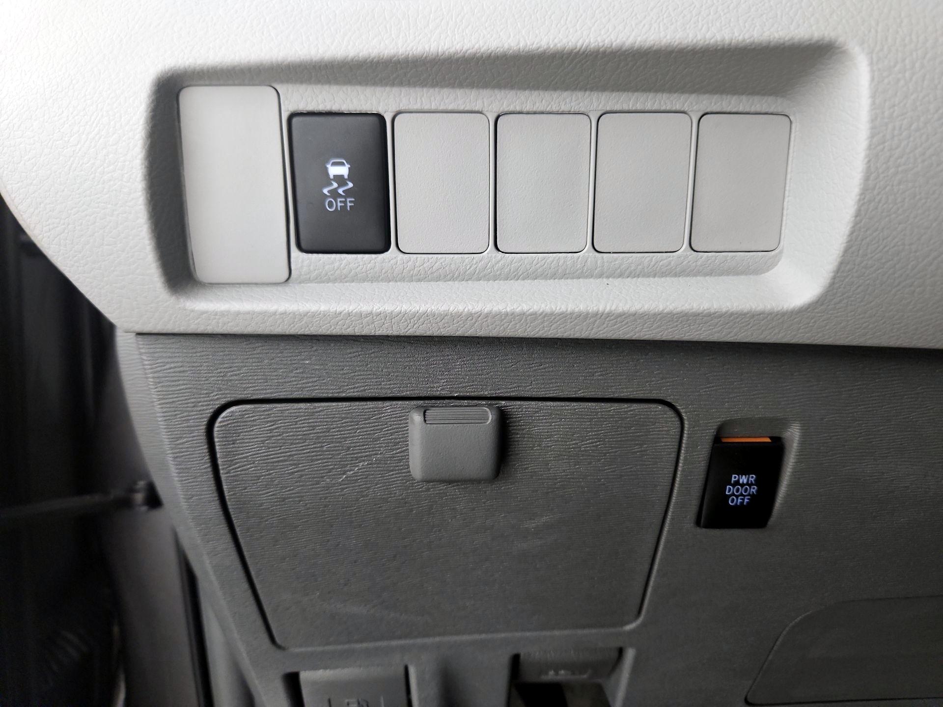 Thumbnail: 2017 Toyota Sienna - 13