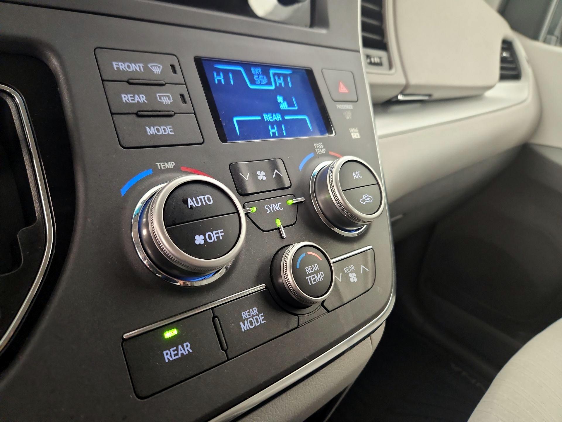 Thumbnail: 2017 Toyota Sienna - 16