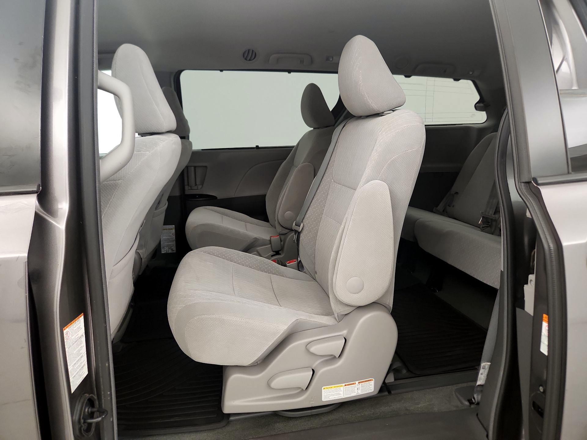 Thumbnail: 2017 Toyota Sienna - 19