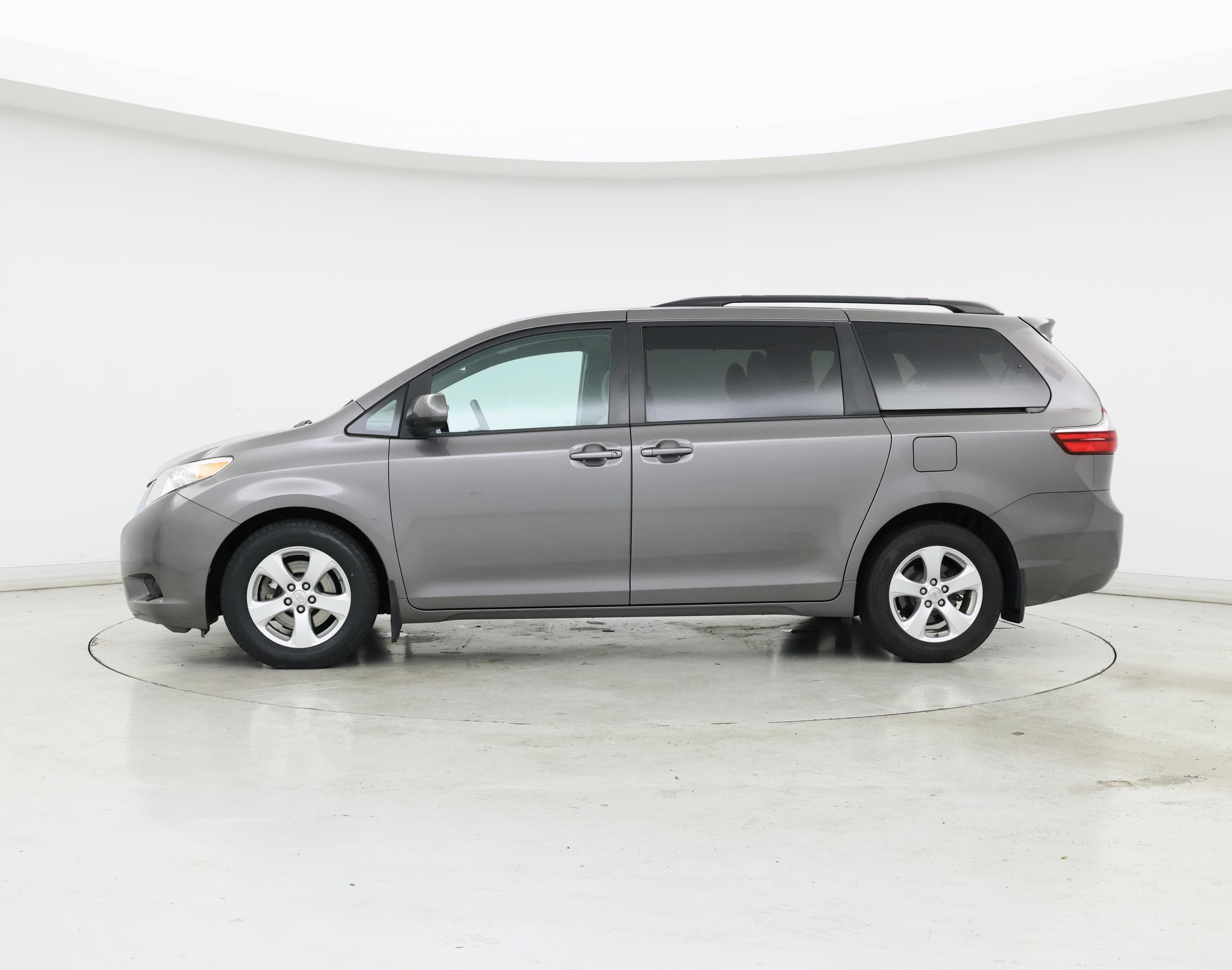 Thumbnail: 2017 Toyota Sienna - 3