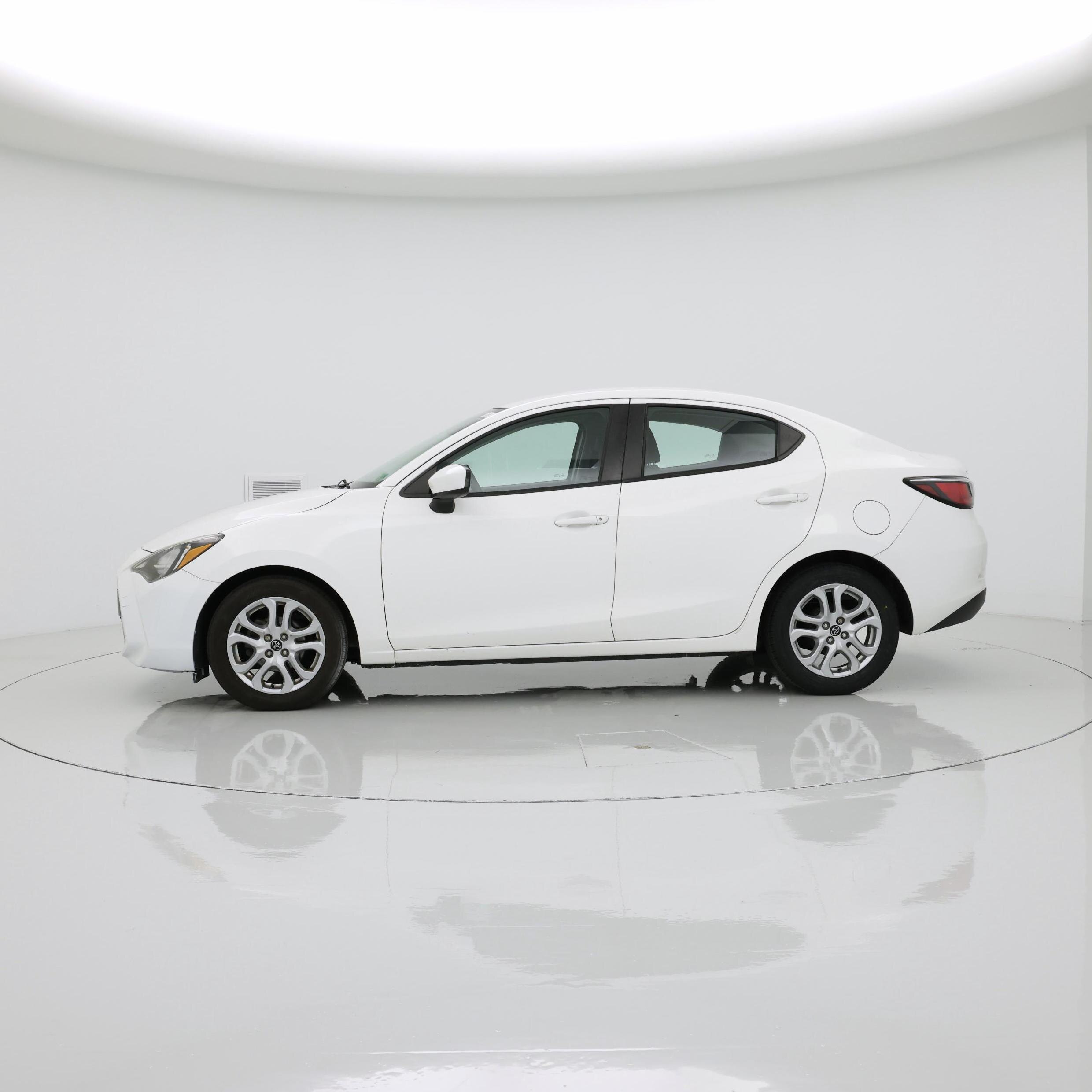 Thumbnail: 2017 Toyota Yaris iA - 3