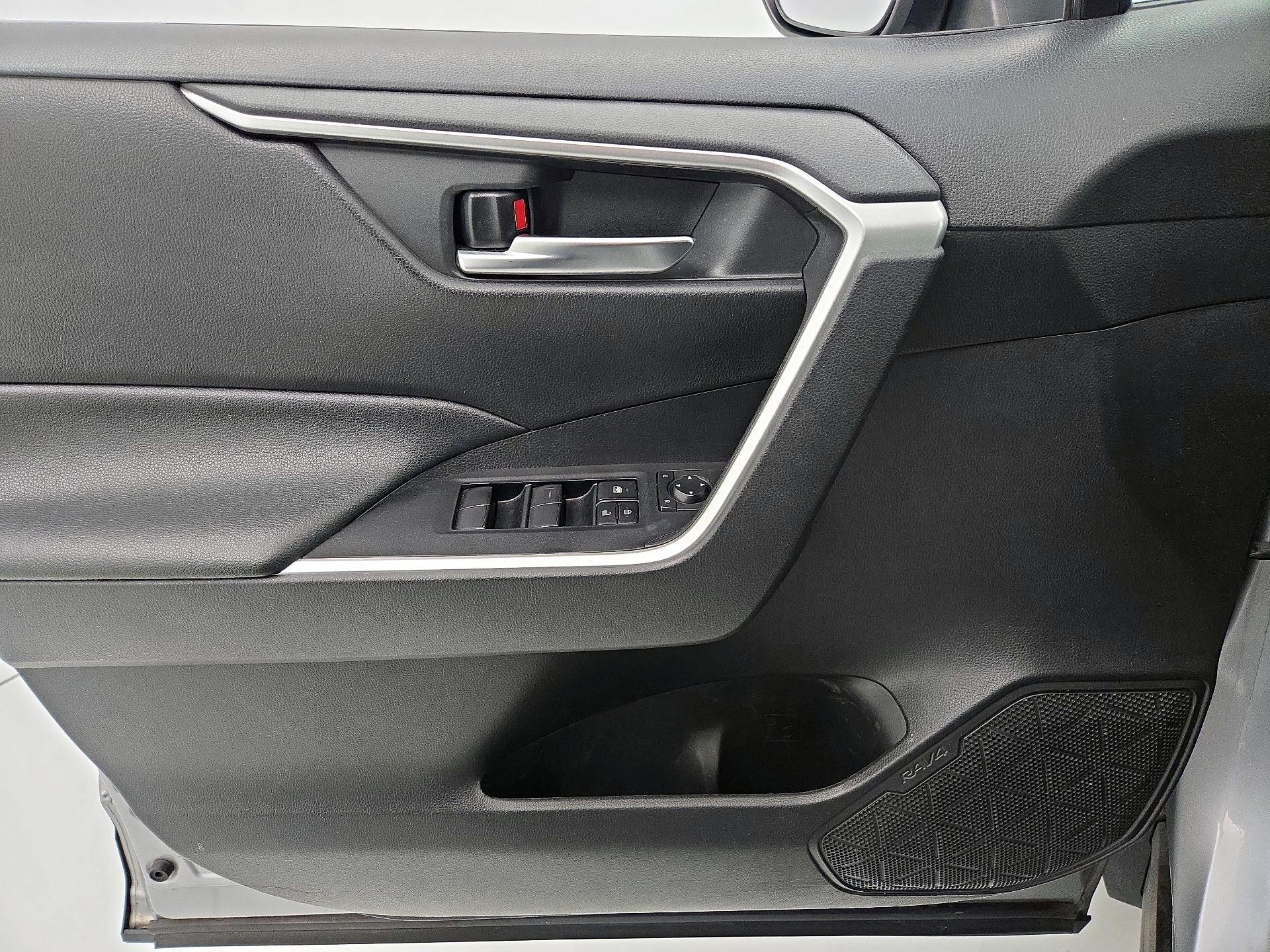 Thumbnail: 2019 Toyota RAV4 - 12