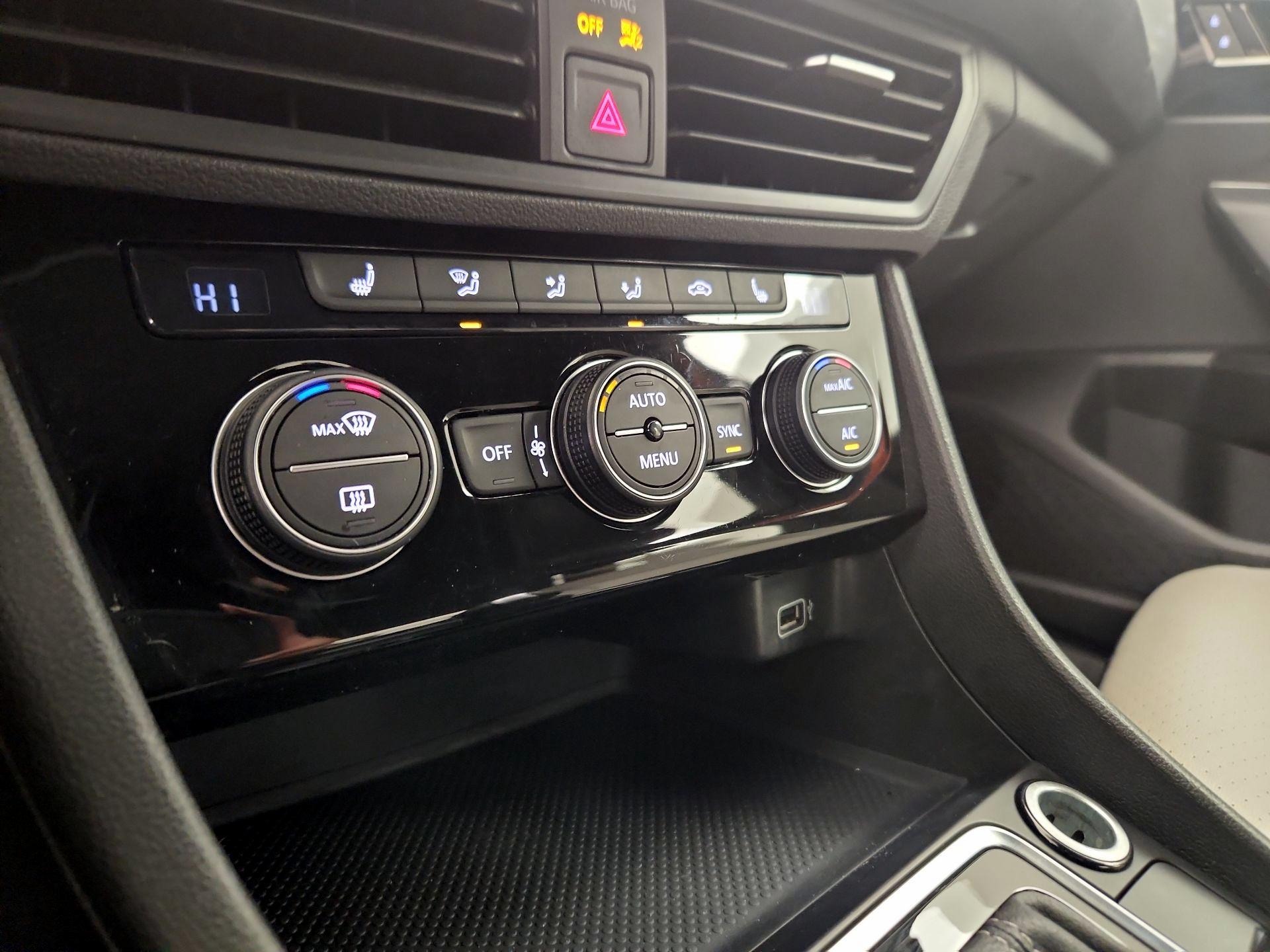 Thumbnail: 2019 Volkswagen Jetta - 16