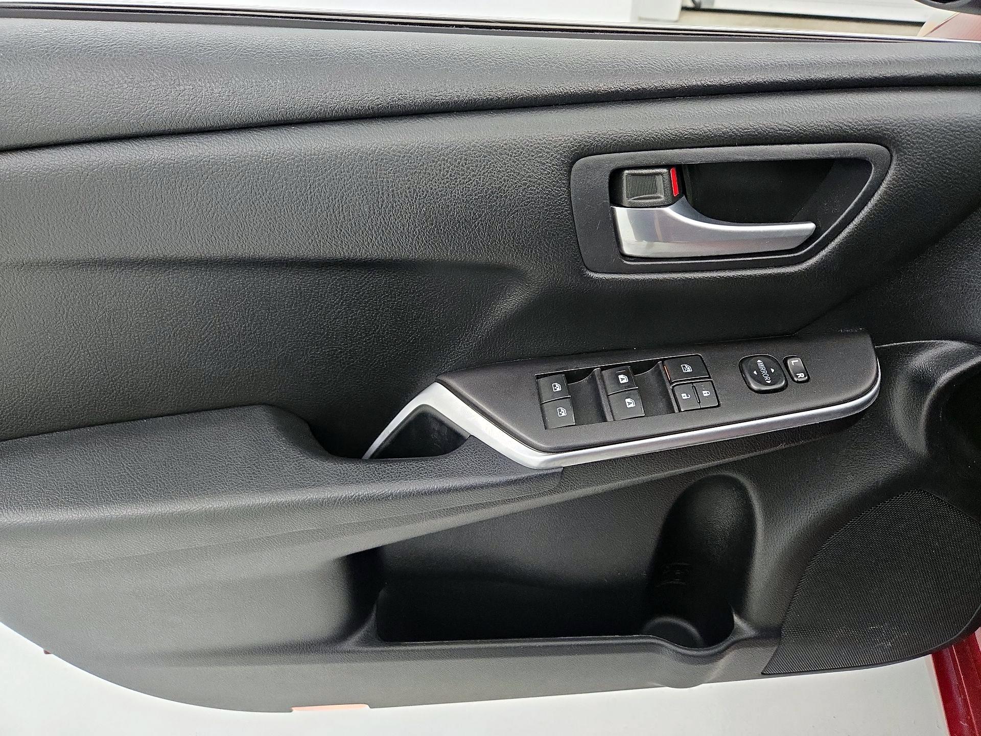 Thumbnail: 2015 Toyota Camry - 12