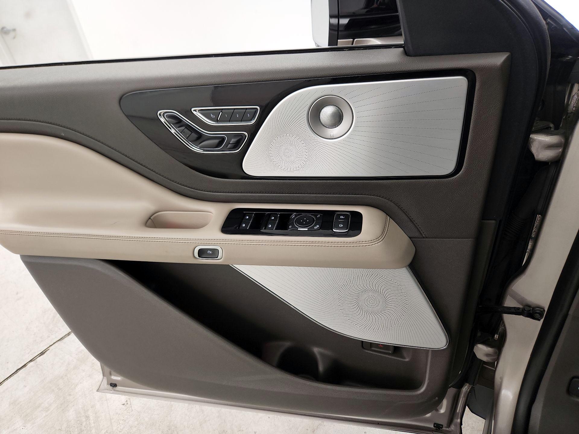 Thumbnail: 2020 Lincoln Aviator - 12