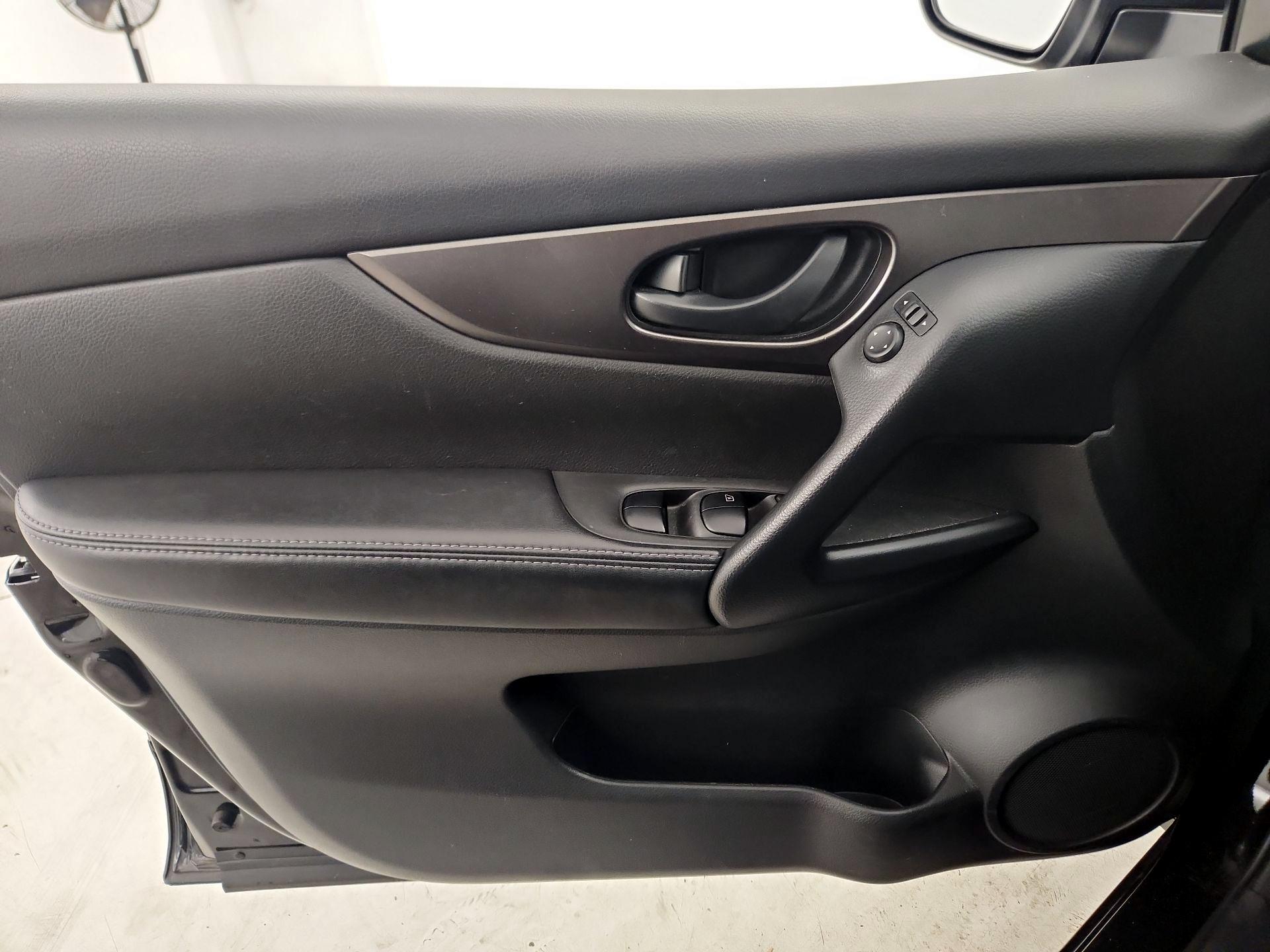 Thumbnail: 2020 Nissan Rogue Sport - 12