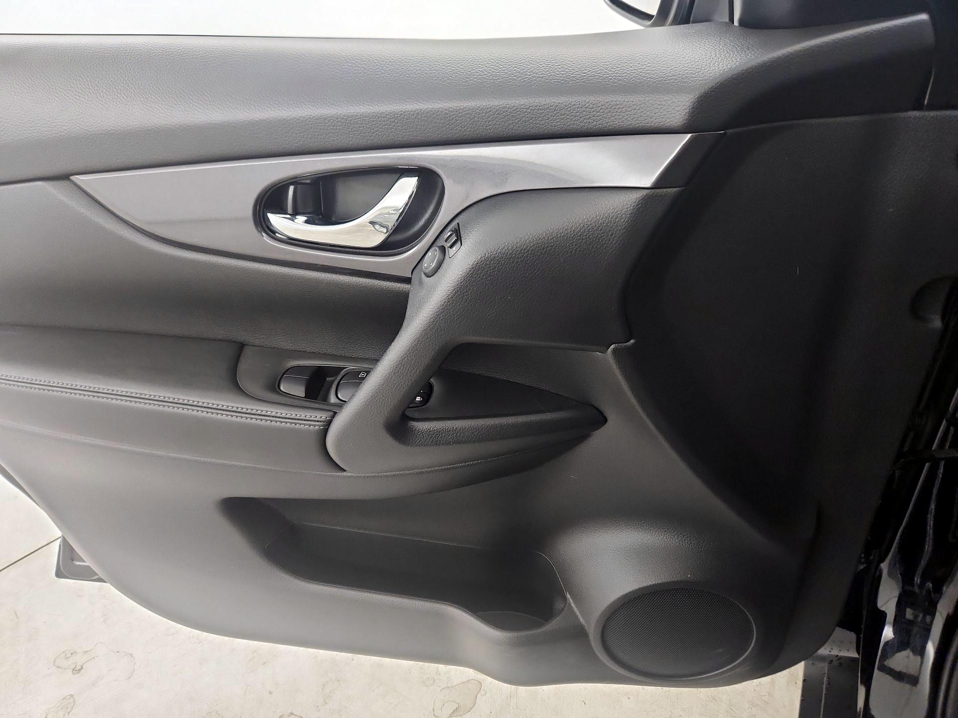 Thumbnail: 2020 Nissan Rogue - 12