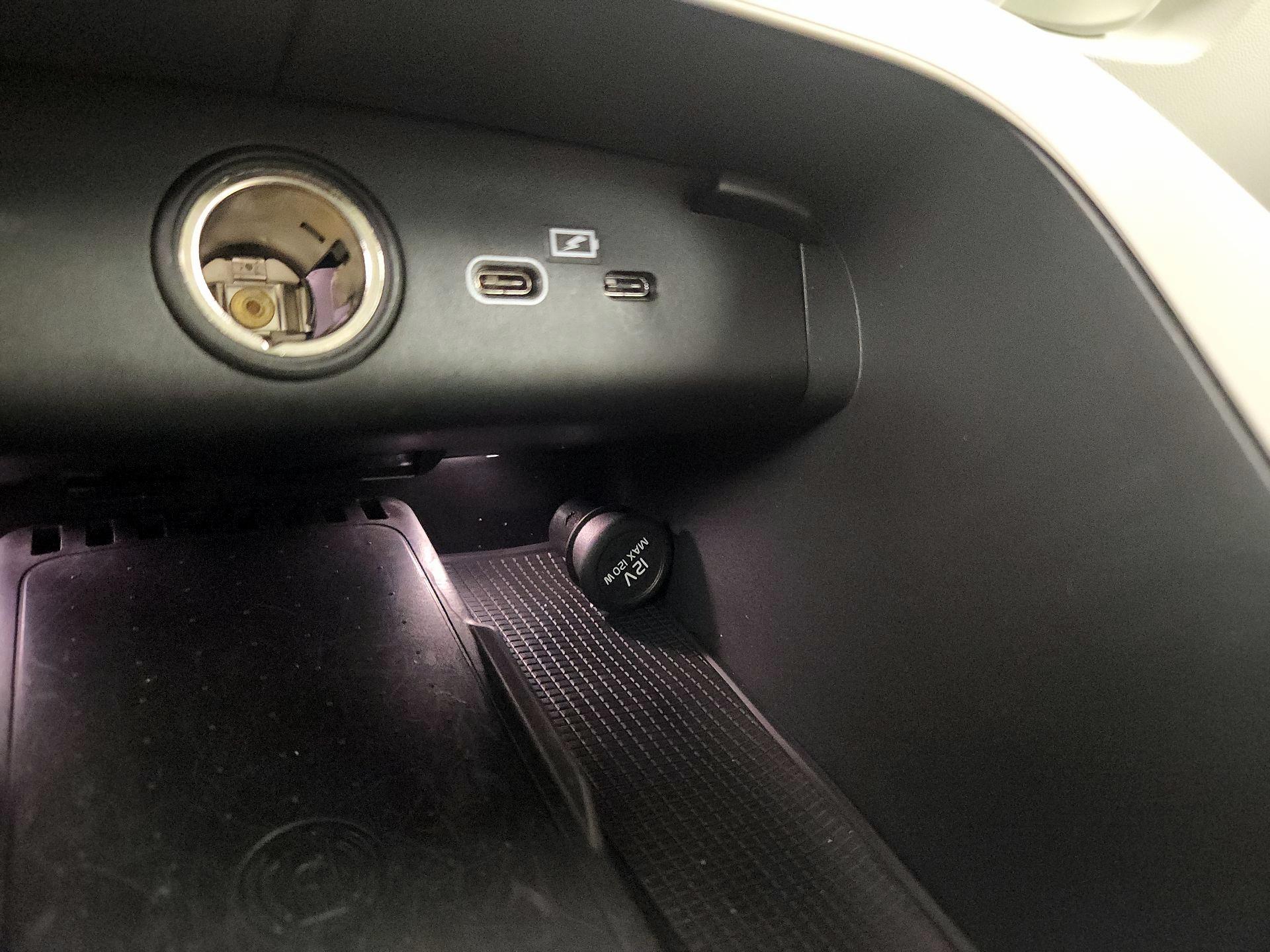 Thumbnail: 2023 Volvo XC40 - 18