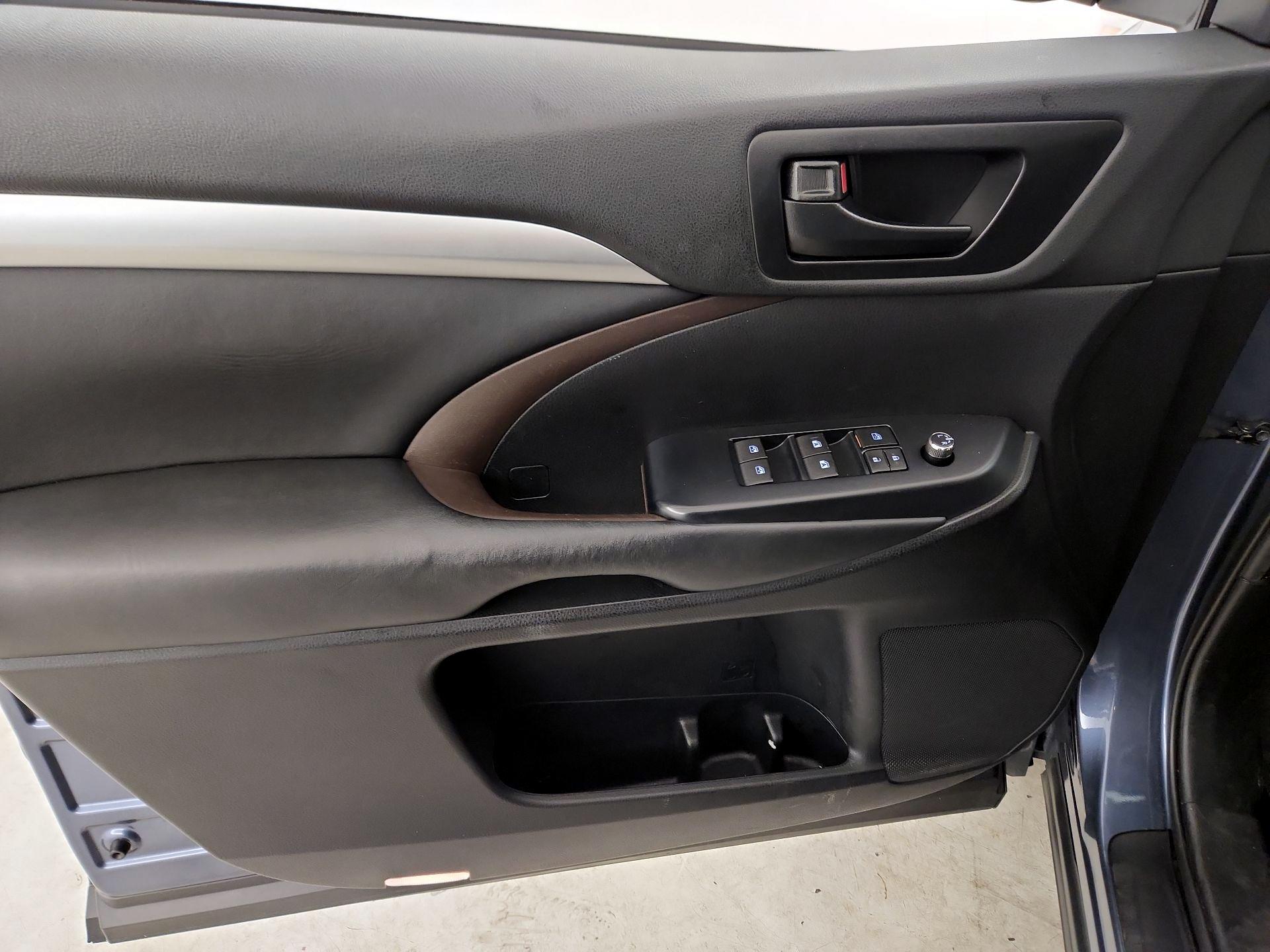 Thumbnail: 2019 Toyota Highlander - 12