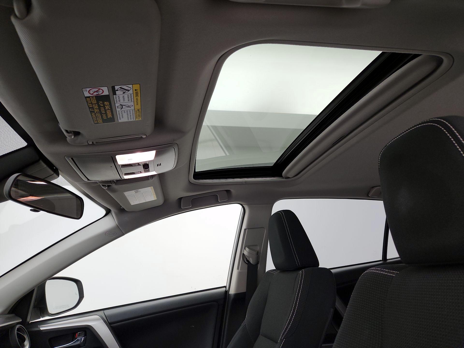 Thumbnail: 2018 Toyota RAV4 - 20