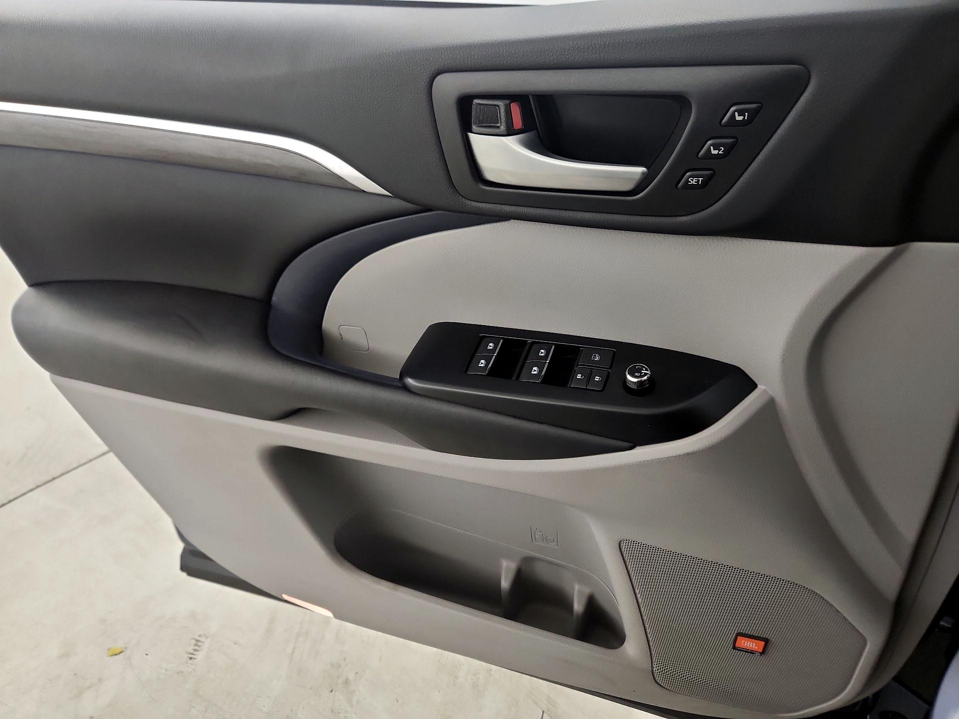 Thumbnail: 2018 Toyota Highlander - 12