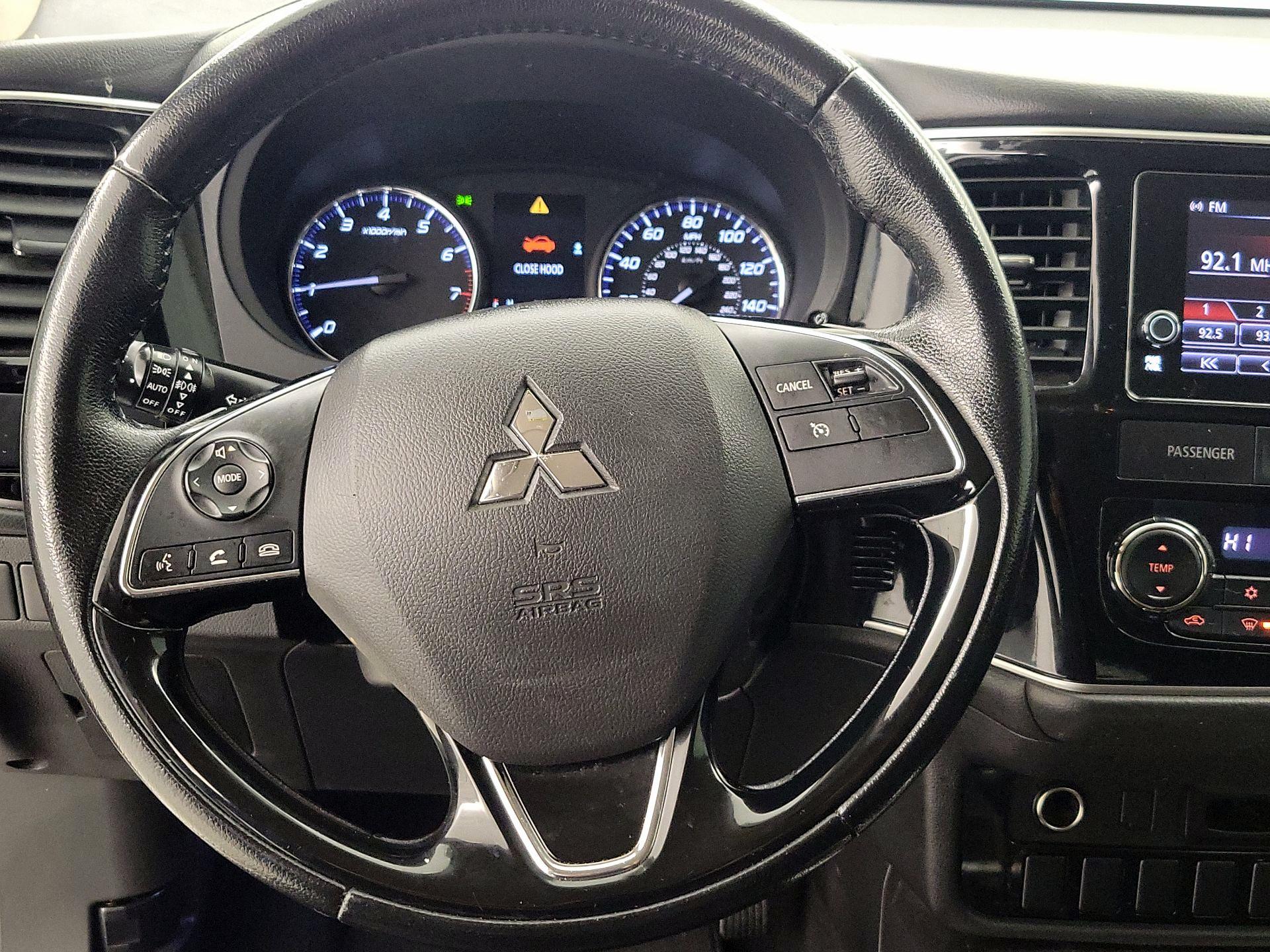 Thumbnail: 2017 Mitsubishi Outlander - 10