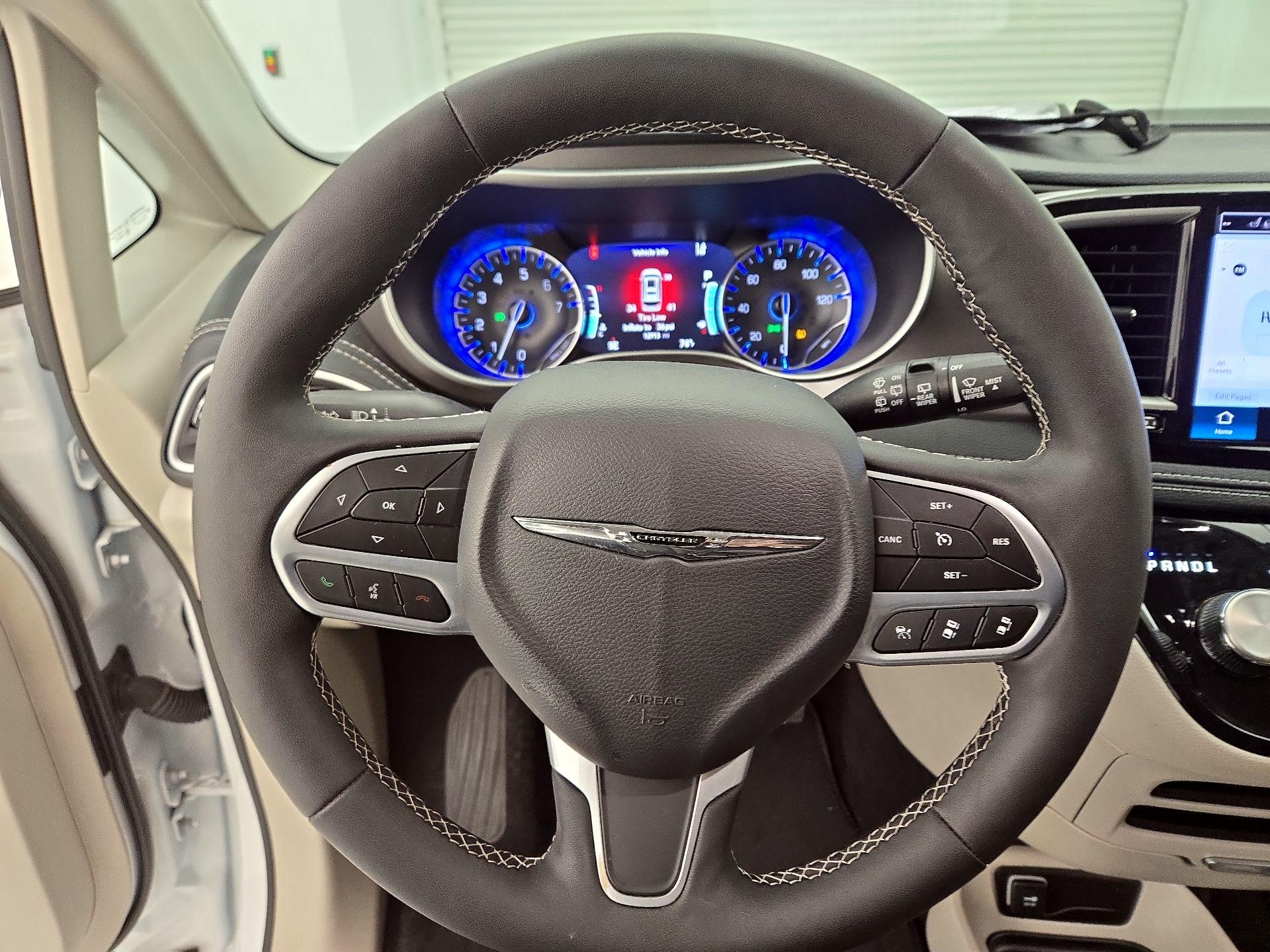 Thumbnail: 2024 Chrysler Pacifica - 10