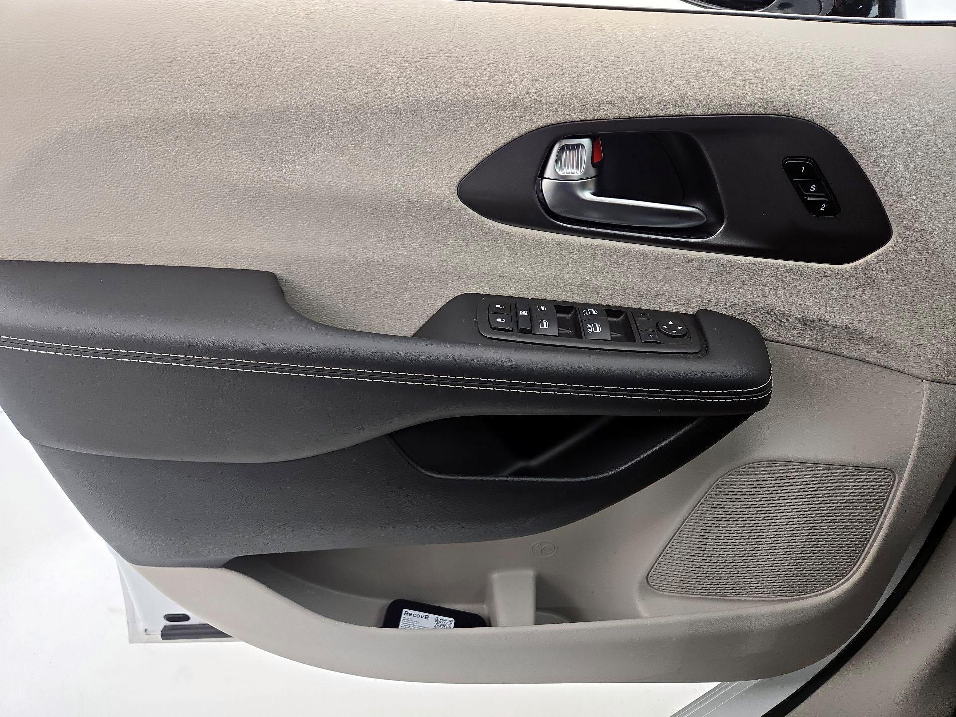 Thumbnail: 2024 Chrysler Pacifica - 12