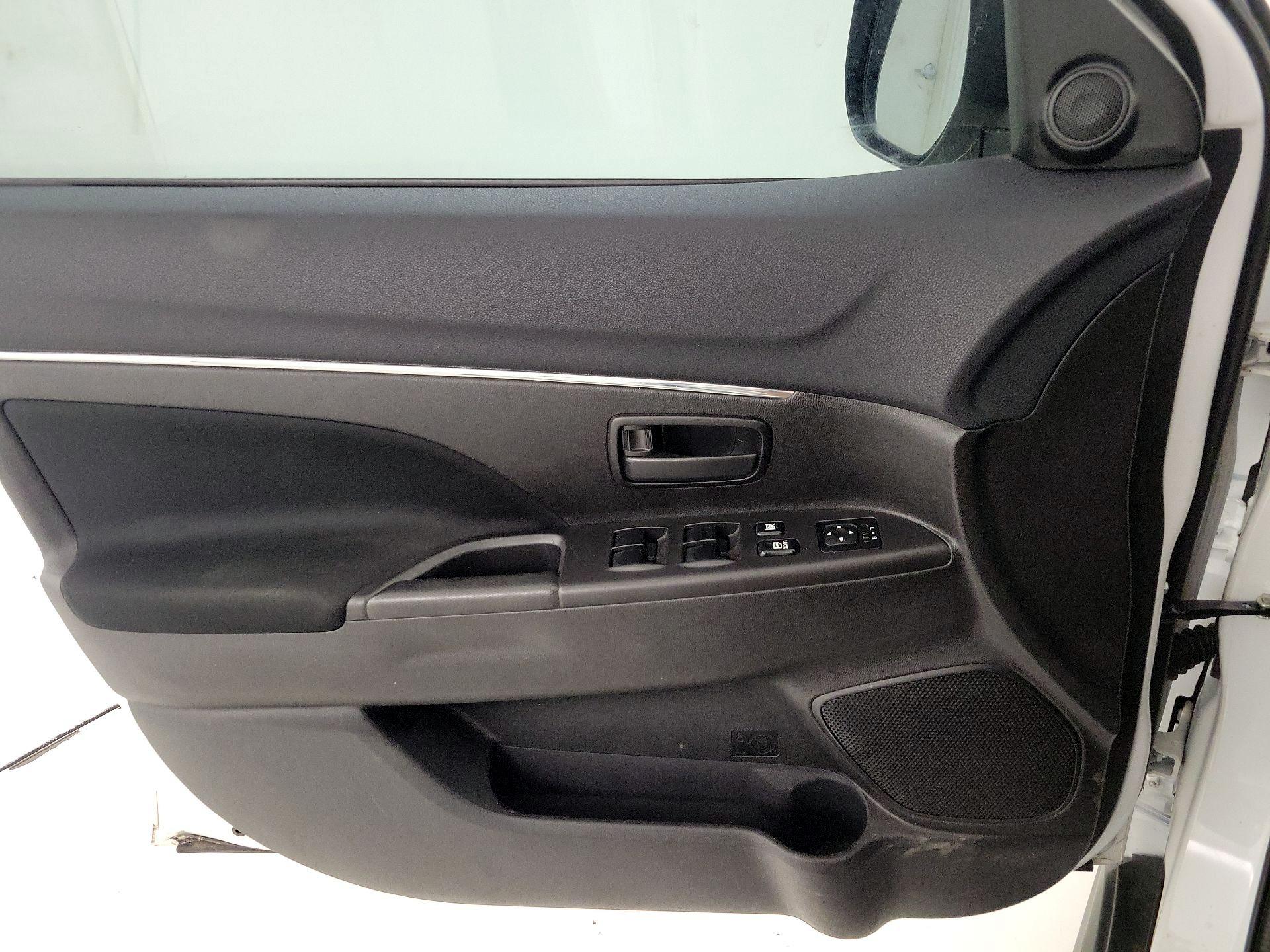 Thumbnail: 2015 Mitsubishi Outlander Sport - 12