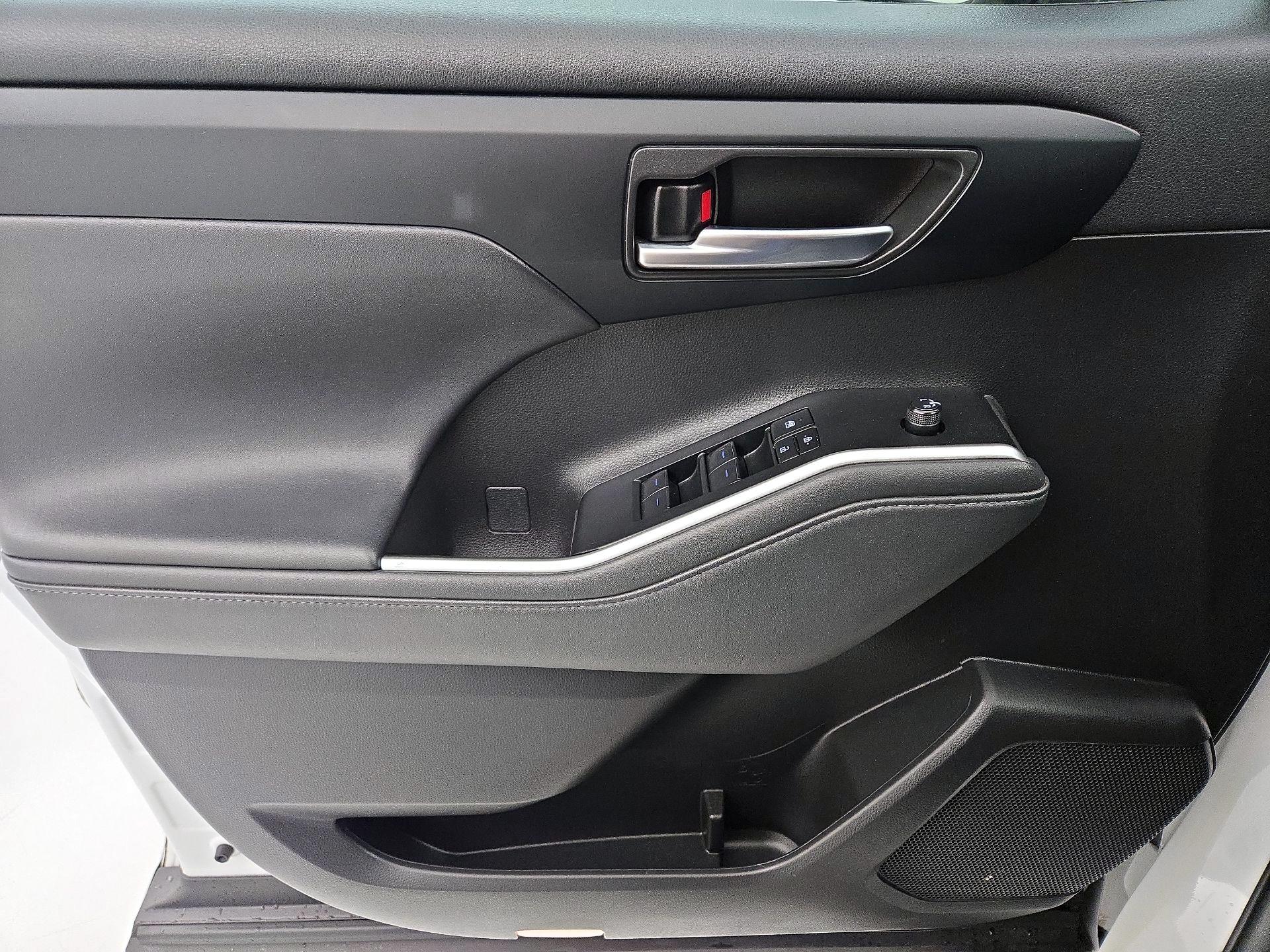 Thumbnail: 2022 Toyota Highlander - 12