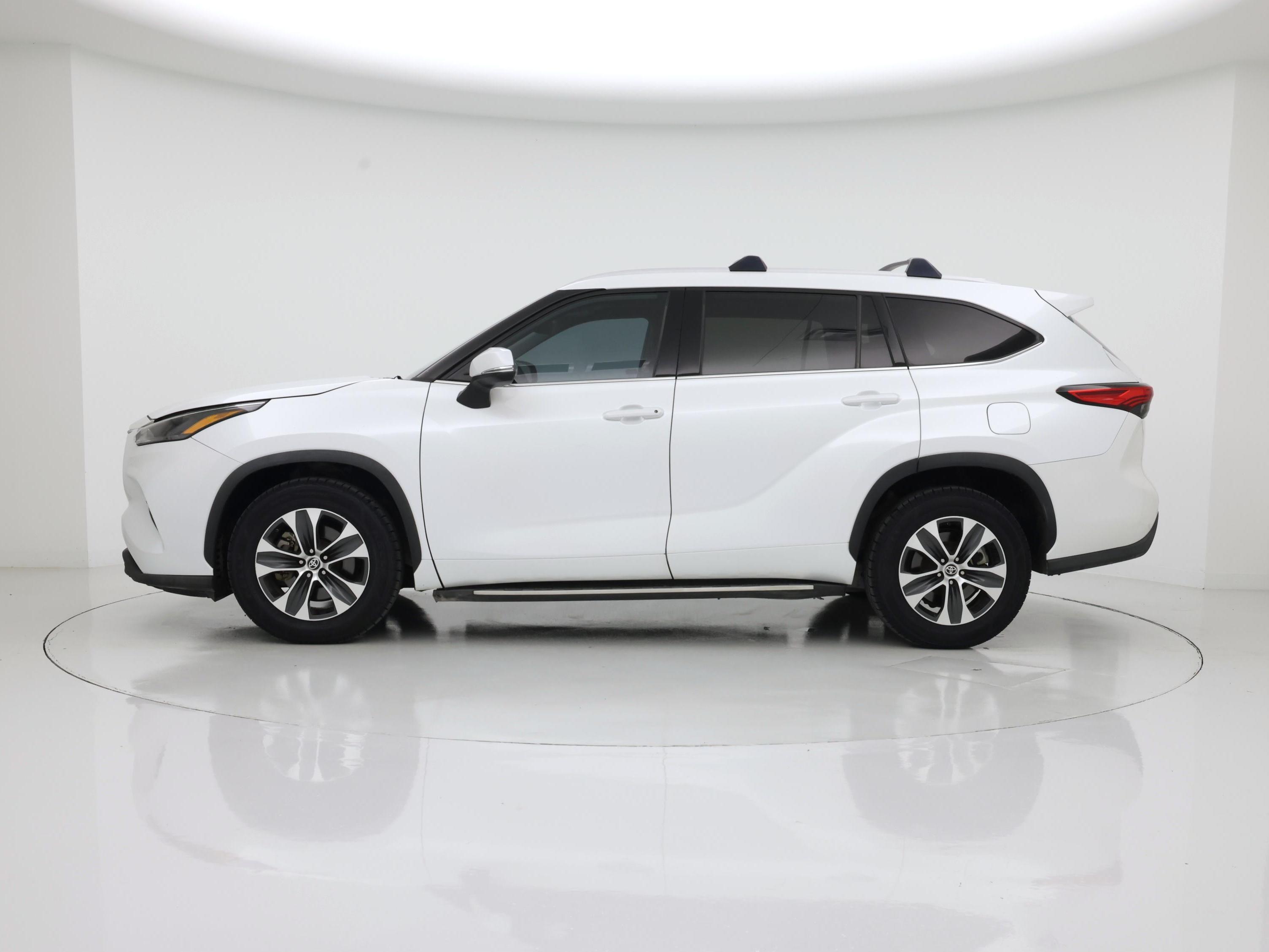 Thumbnail: 2022 Toyota Highlander - 3