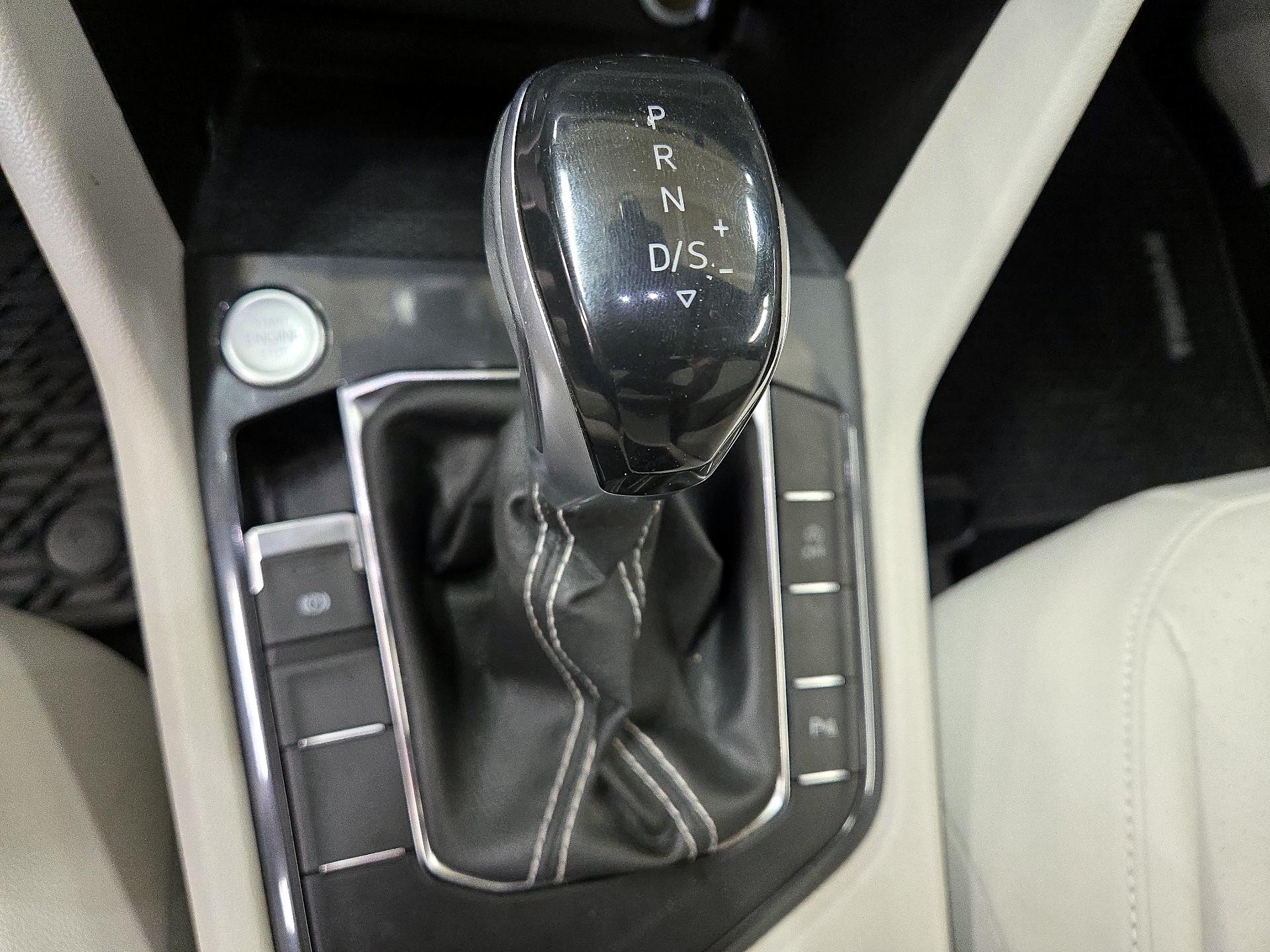 Thumbnail: 2022 Volkswagen Tiguan - 17