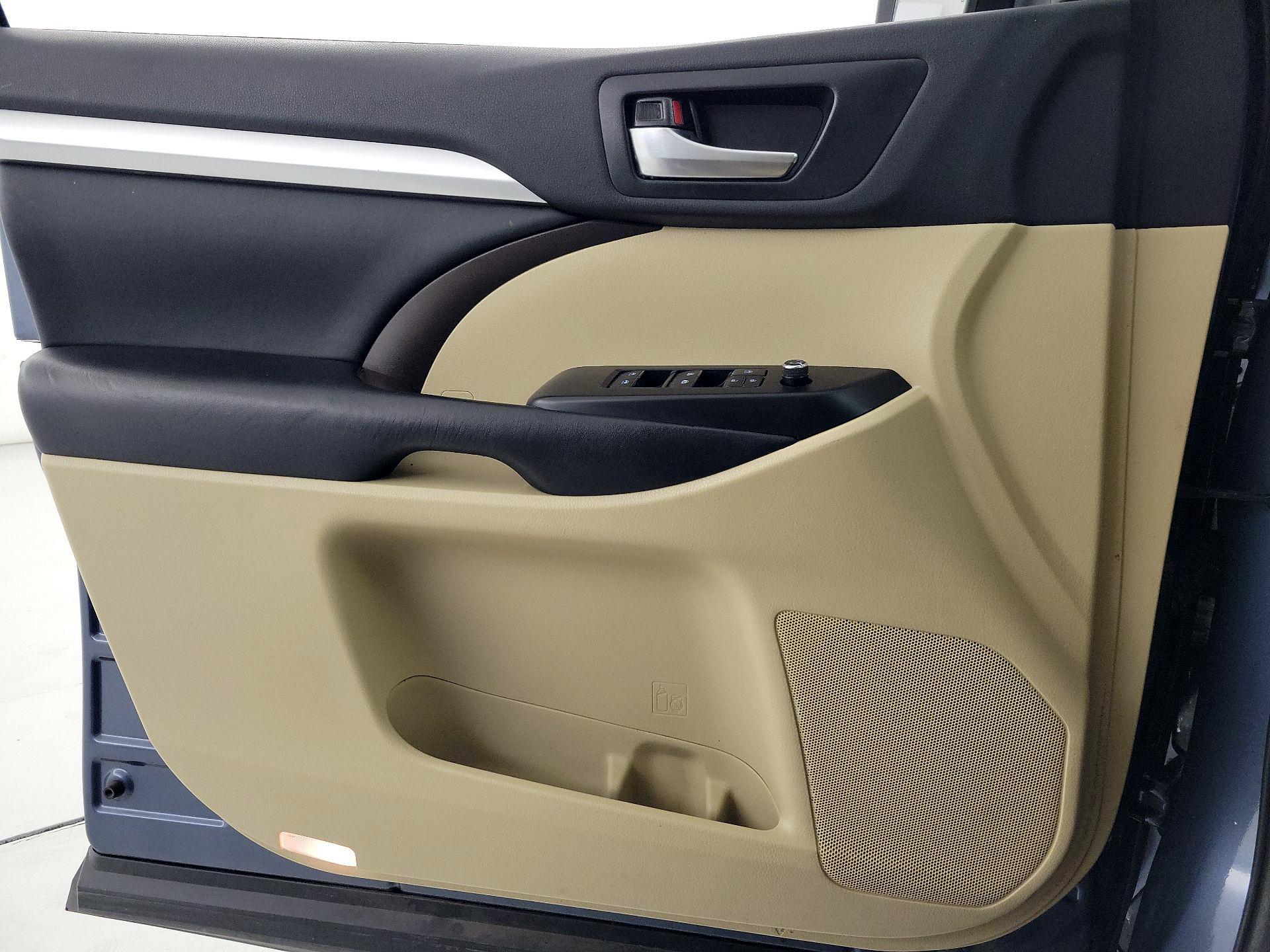 Thumbnail: 2019 Toyota Highlander - 12