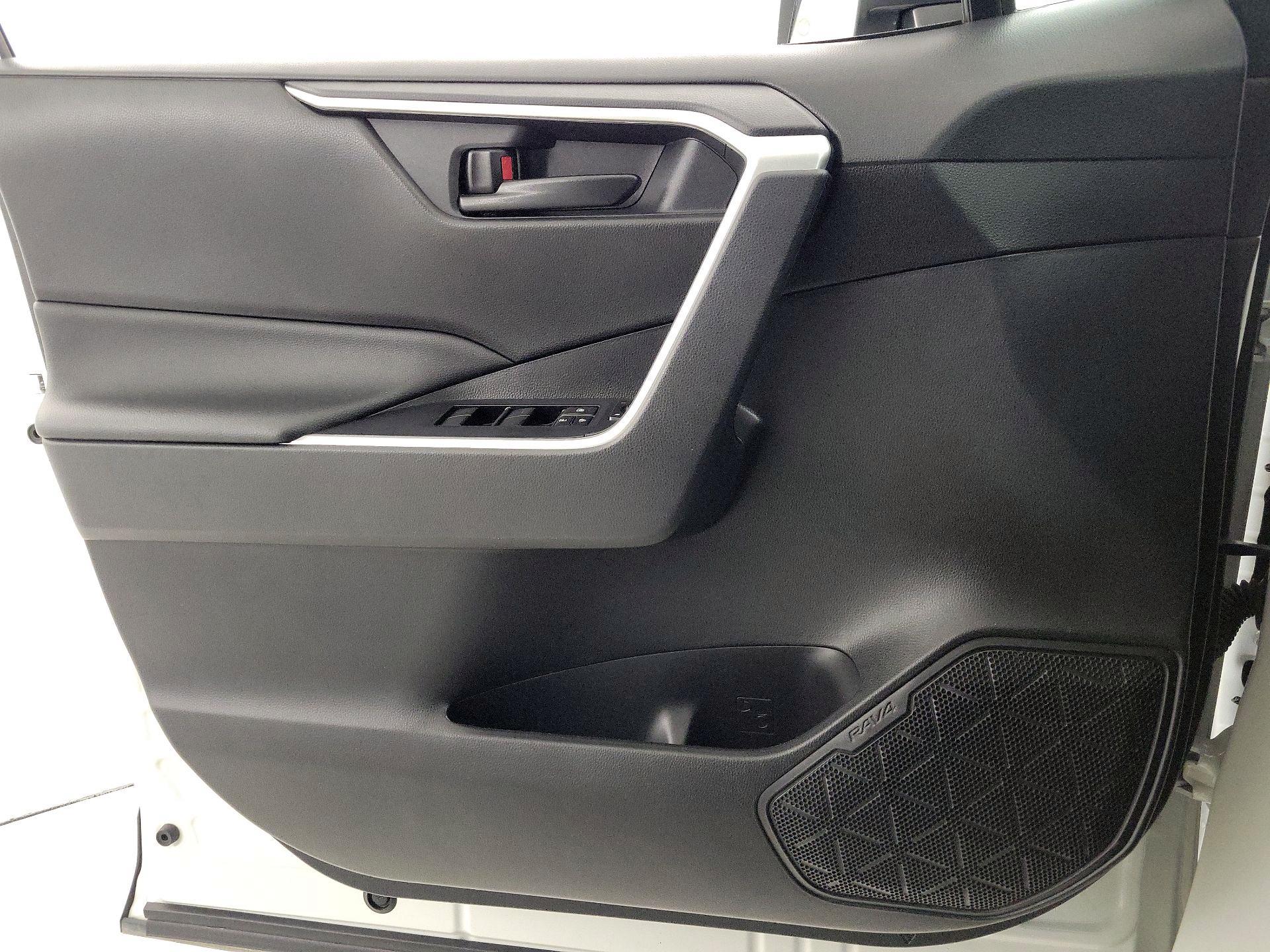 Thumbnail: 2022 Toyota RAV4 - 12