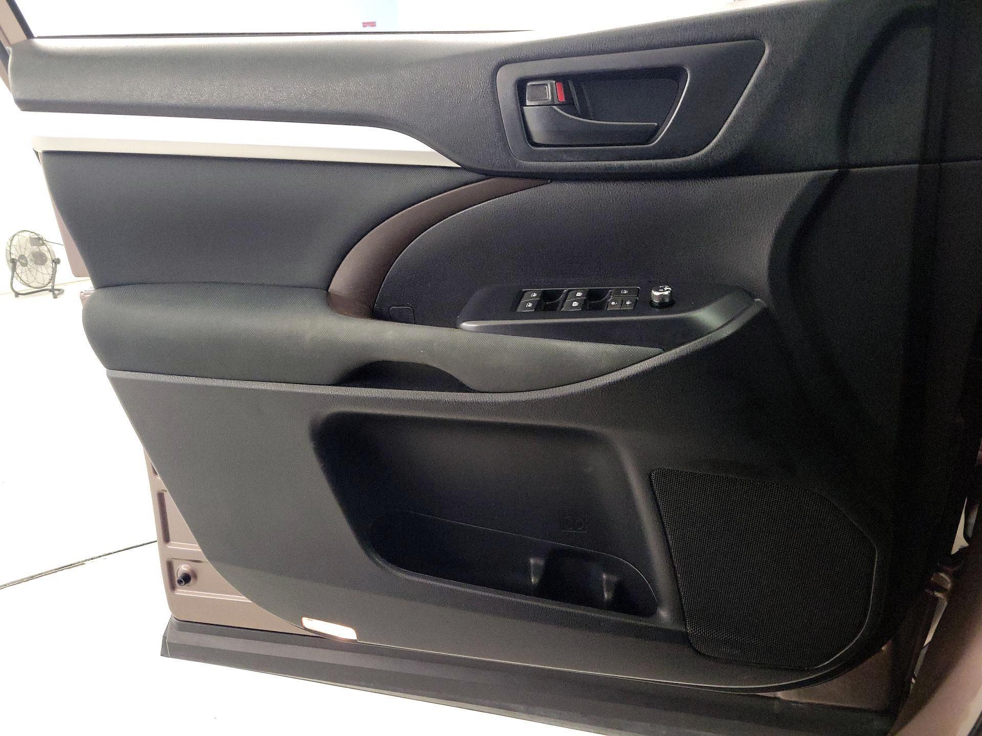 Thumbnail: 2019 Toyota Highlander - 12