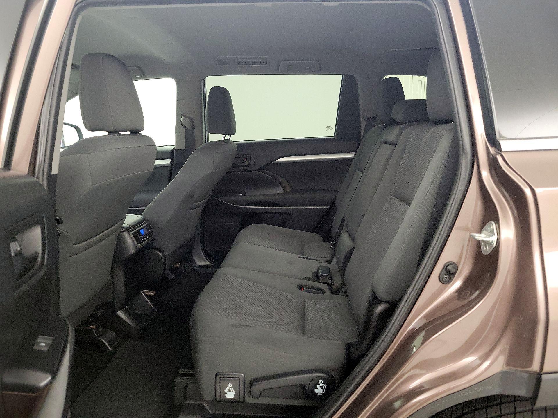 Thumbnail: 2019 Toyota Highlander - 17