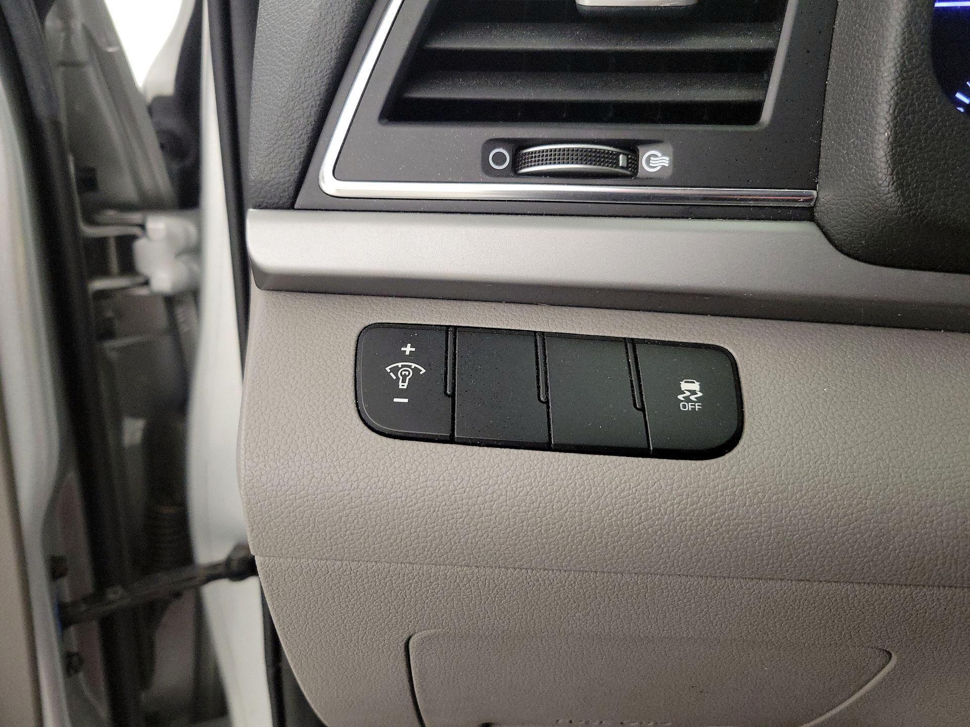 Thumbnail: 2017 Hyundai Elantra - 13