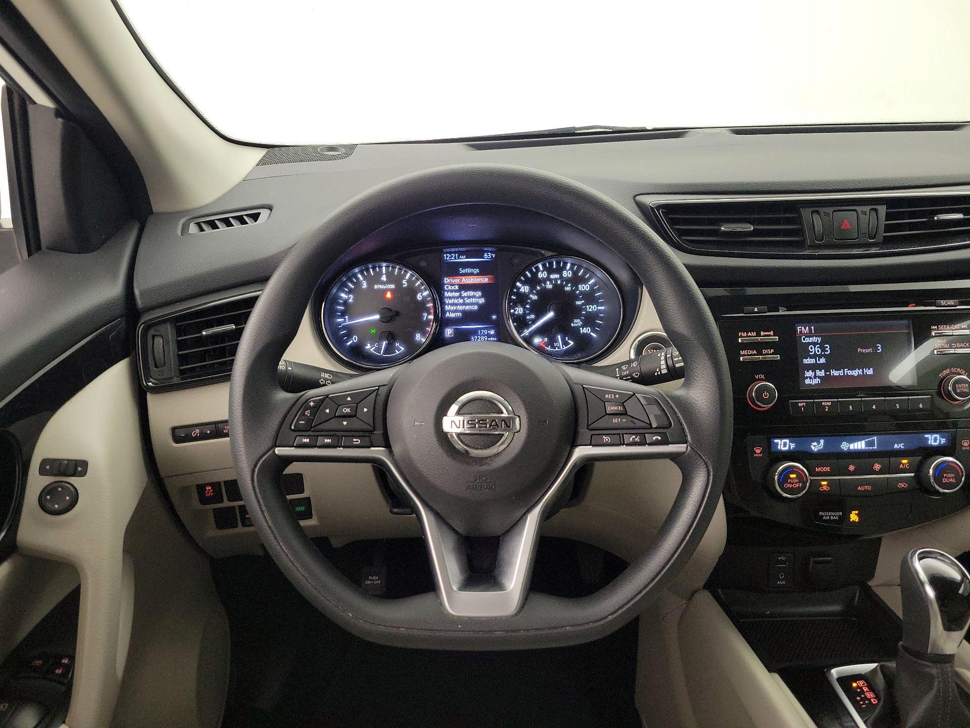 Thumbnail: 2017 Nissan Rogue Sport - 10