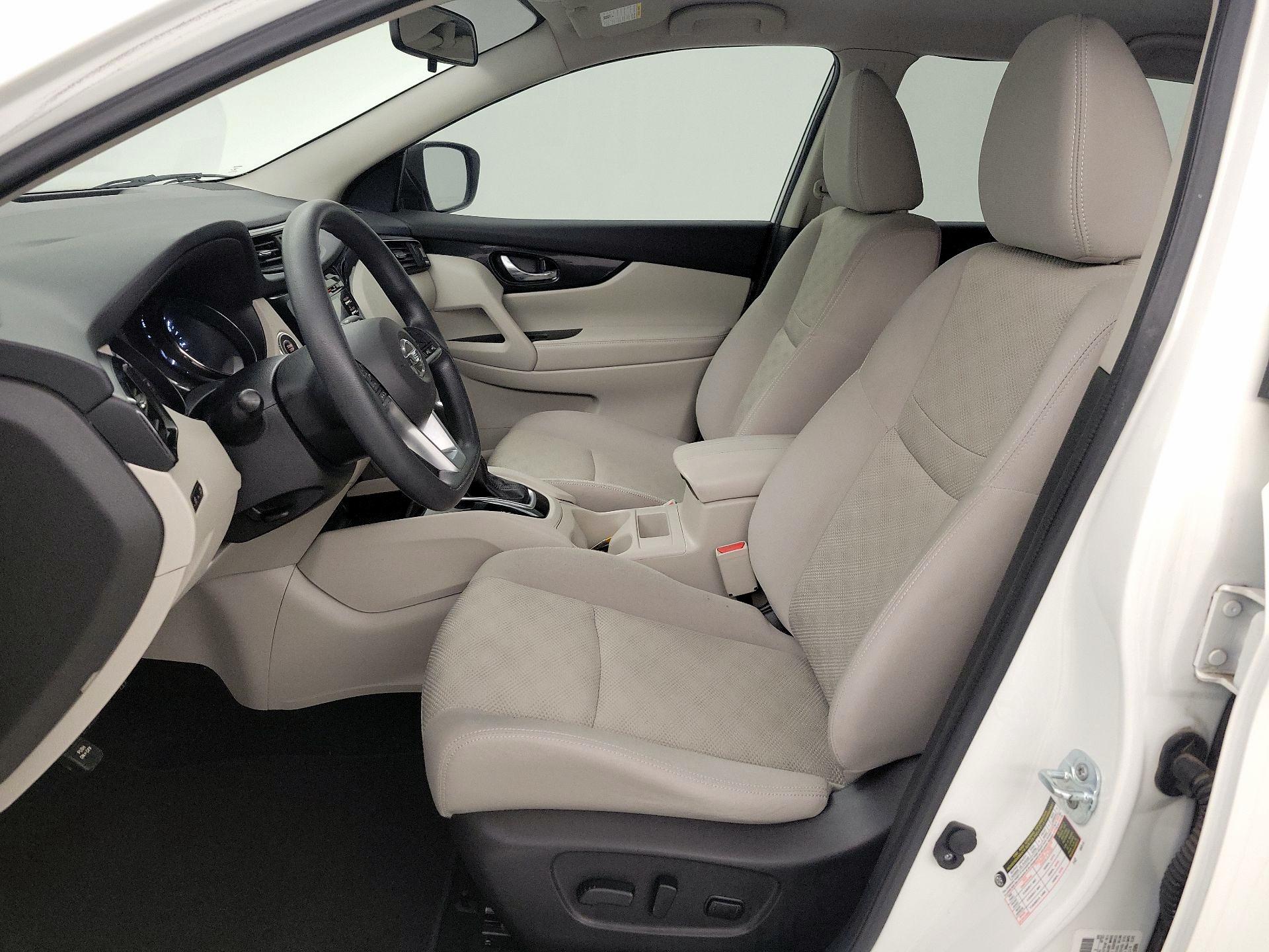 Thumbnail: 2017 Nissan Rogue Sport - 11