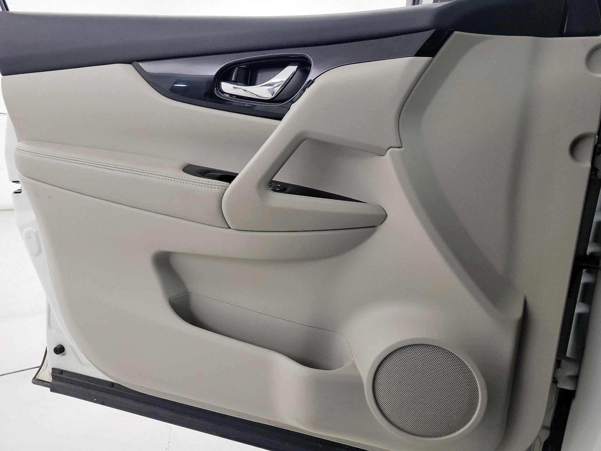 Thumbnail: 2017 Nissan Rogue Sport - 12