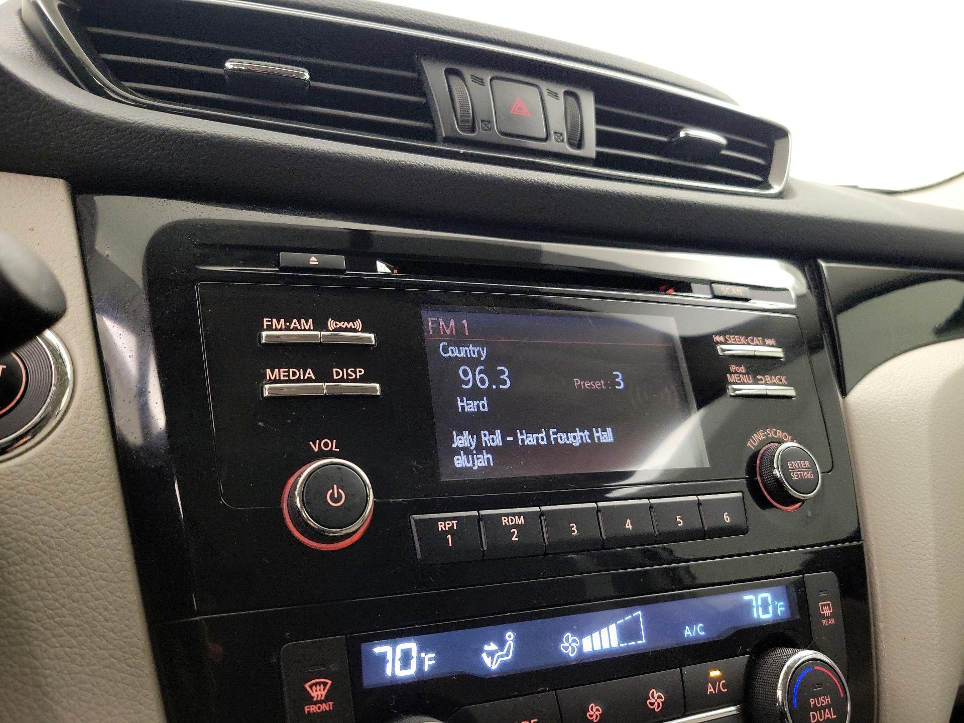 Thumbnail: 2017 Nissan Rogue Sport - 15