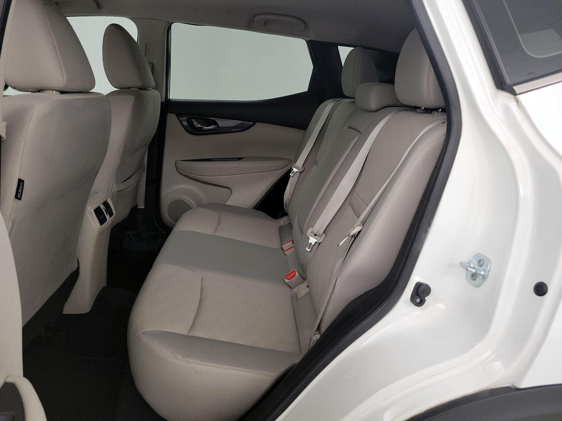 Thumbnail: 2017 Nissan Rogue Sport - 18