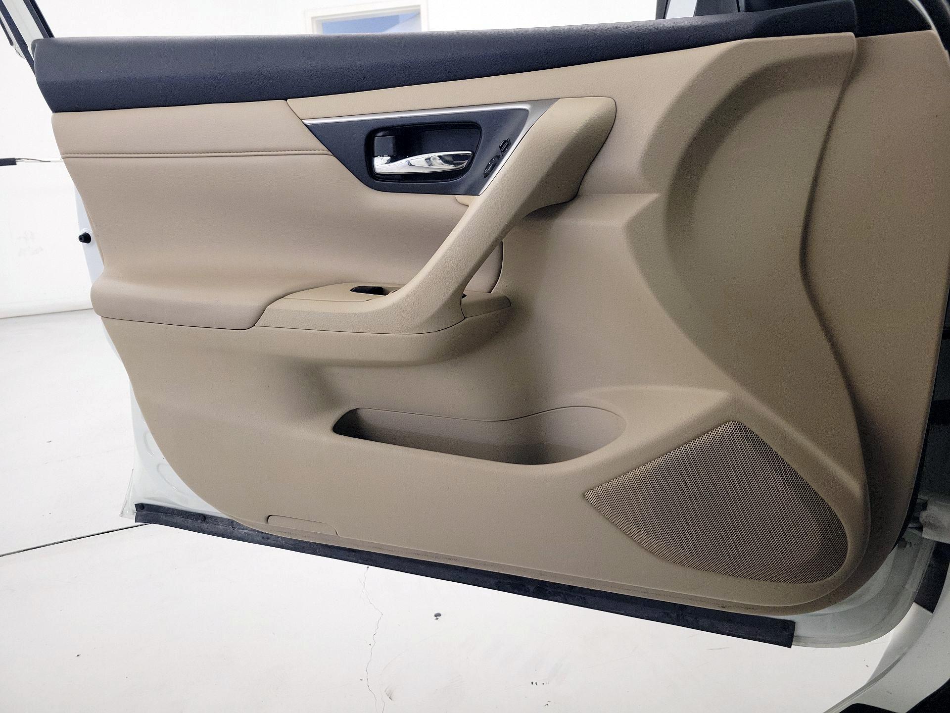 Thumbnail: 2015 Nissan Altima - 12