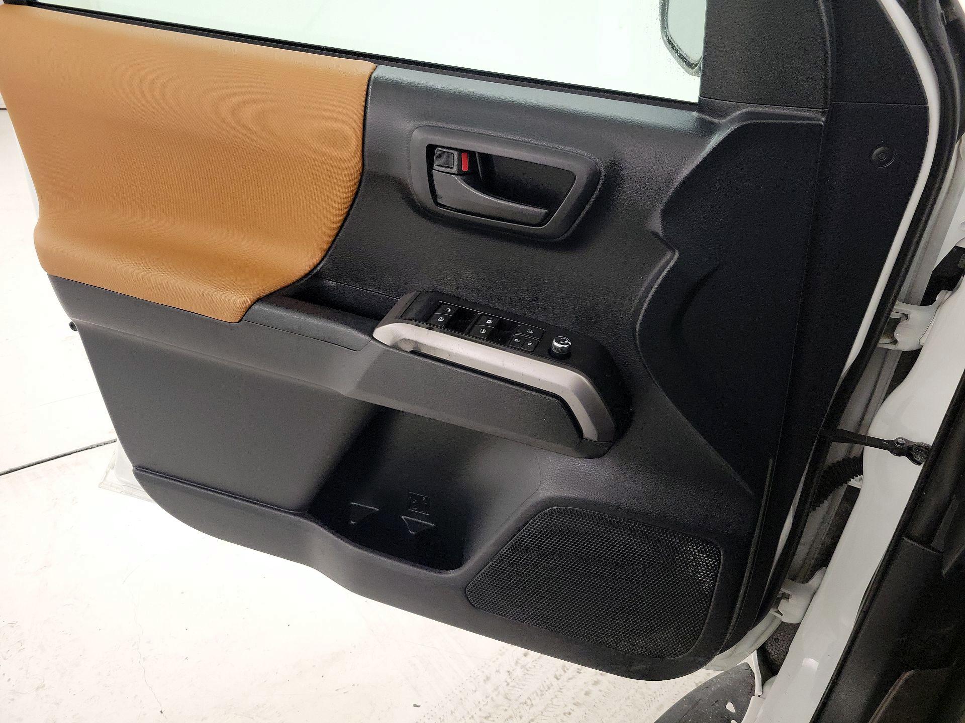 Thumbnail: 2016 Toyota Tacoma - 12