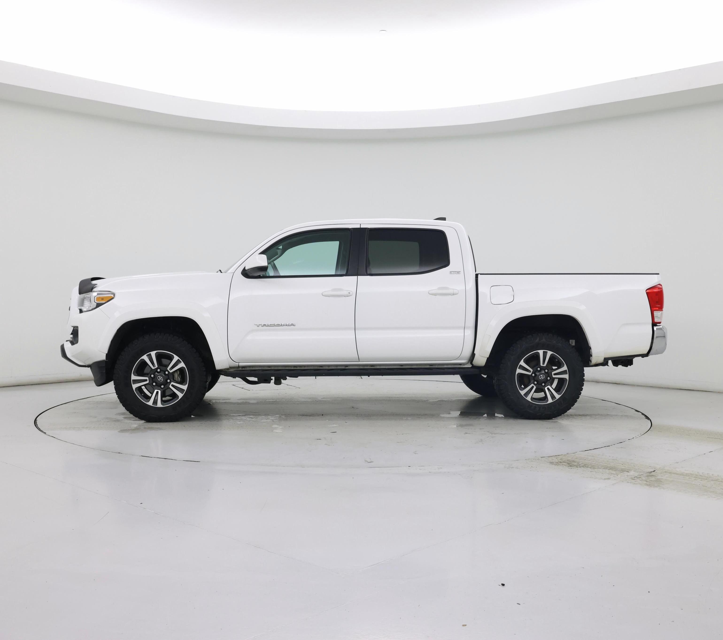 Thumbnail: 2016 Toyota Tacoma - 3