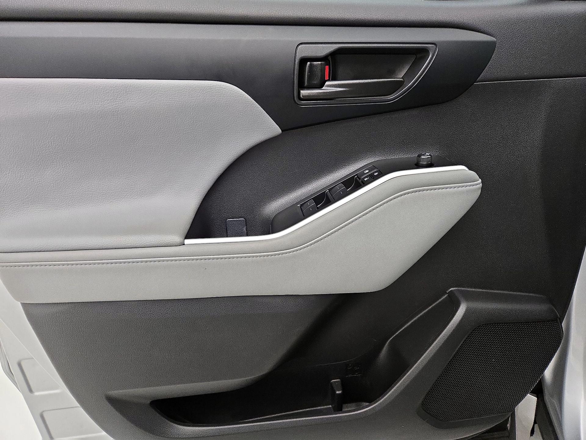 Thumbnail: 2023 Toyota Highlander - 12