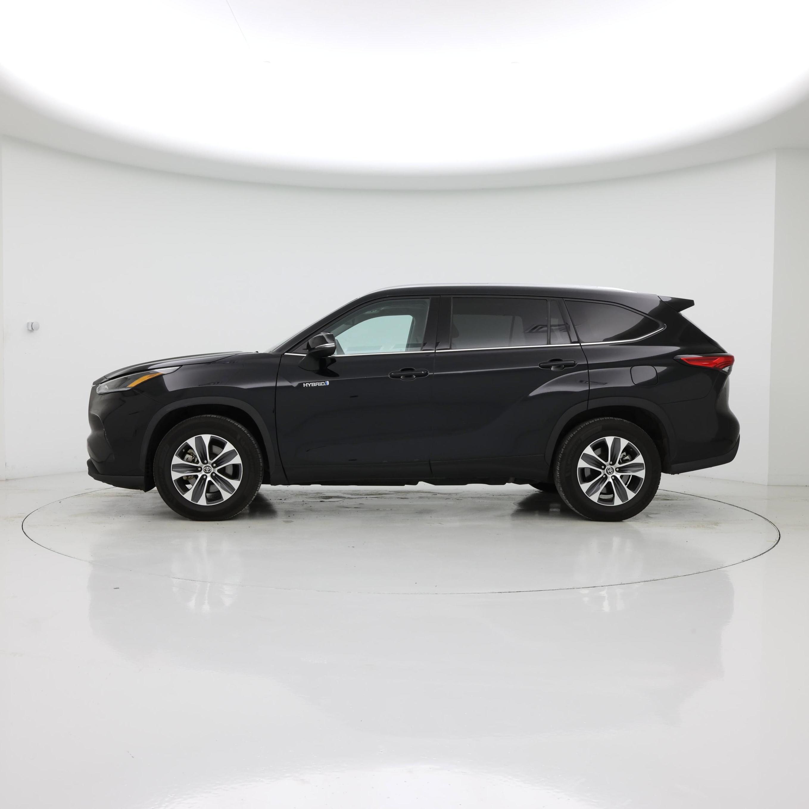 Thumbnail: 2021 Toyota Highlander - 3