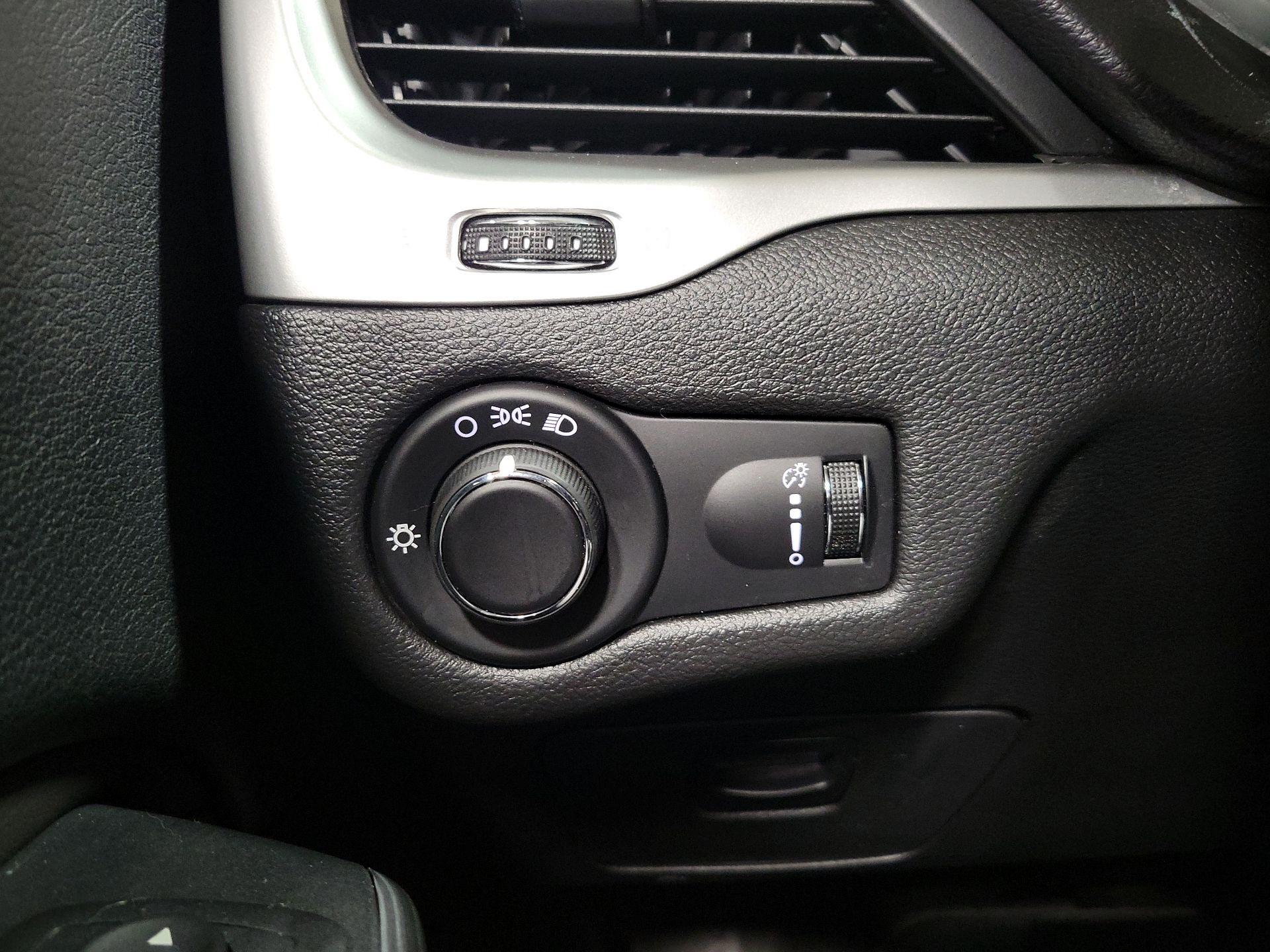 Thumbnail: 2015 Jeep Cherokee - 13